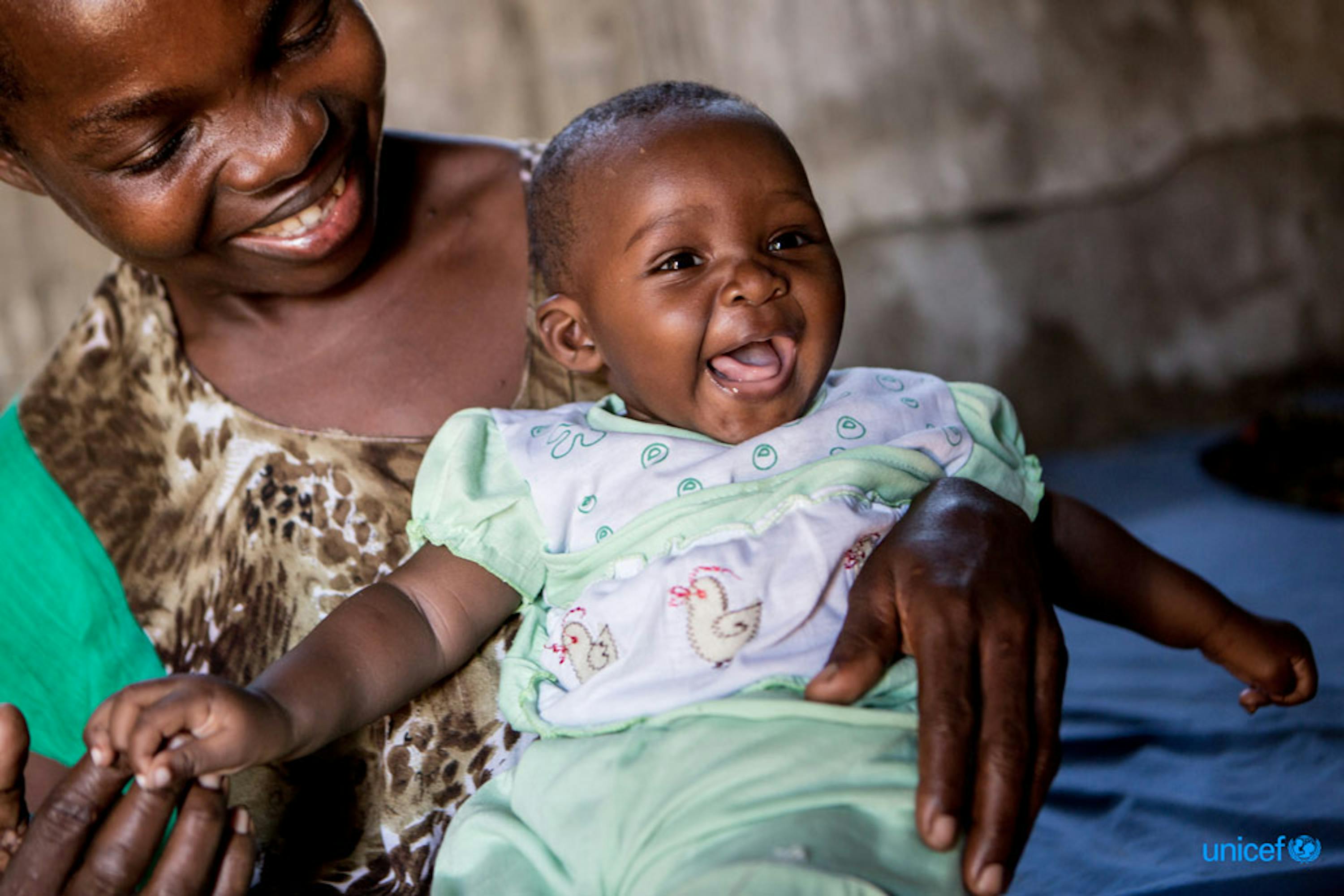 Berta, una ragazza che vive con l'AIDS con sua figlia Tecla © UNICEF/UNI197919/Schermbrucker