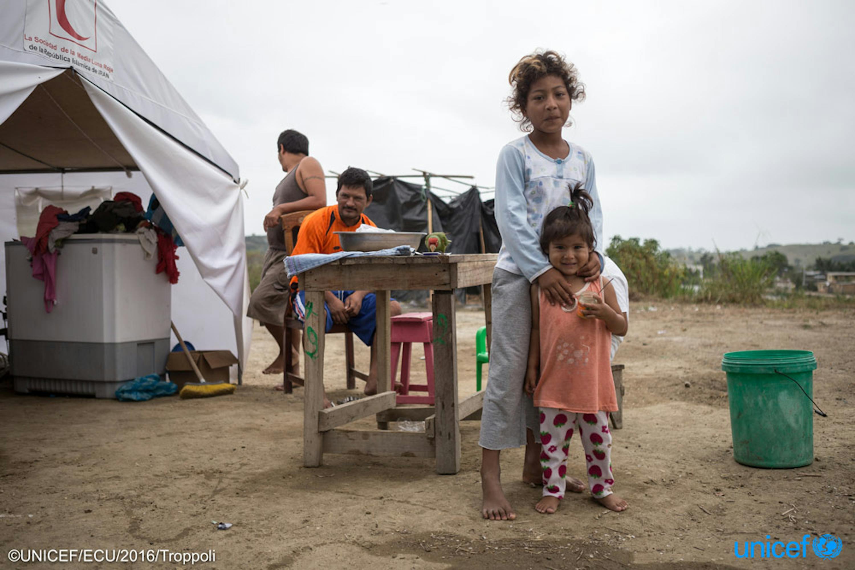 Una donna e una bambina nel campo informale per sfollati di La Chorrera - Ecuador© UNICEF/UN025173/Troppoli