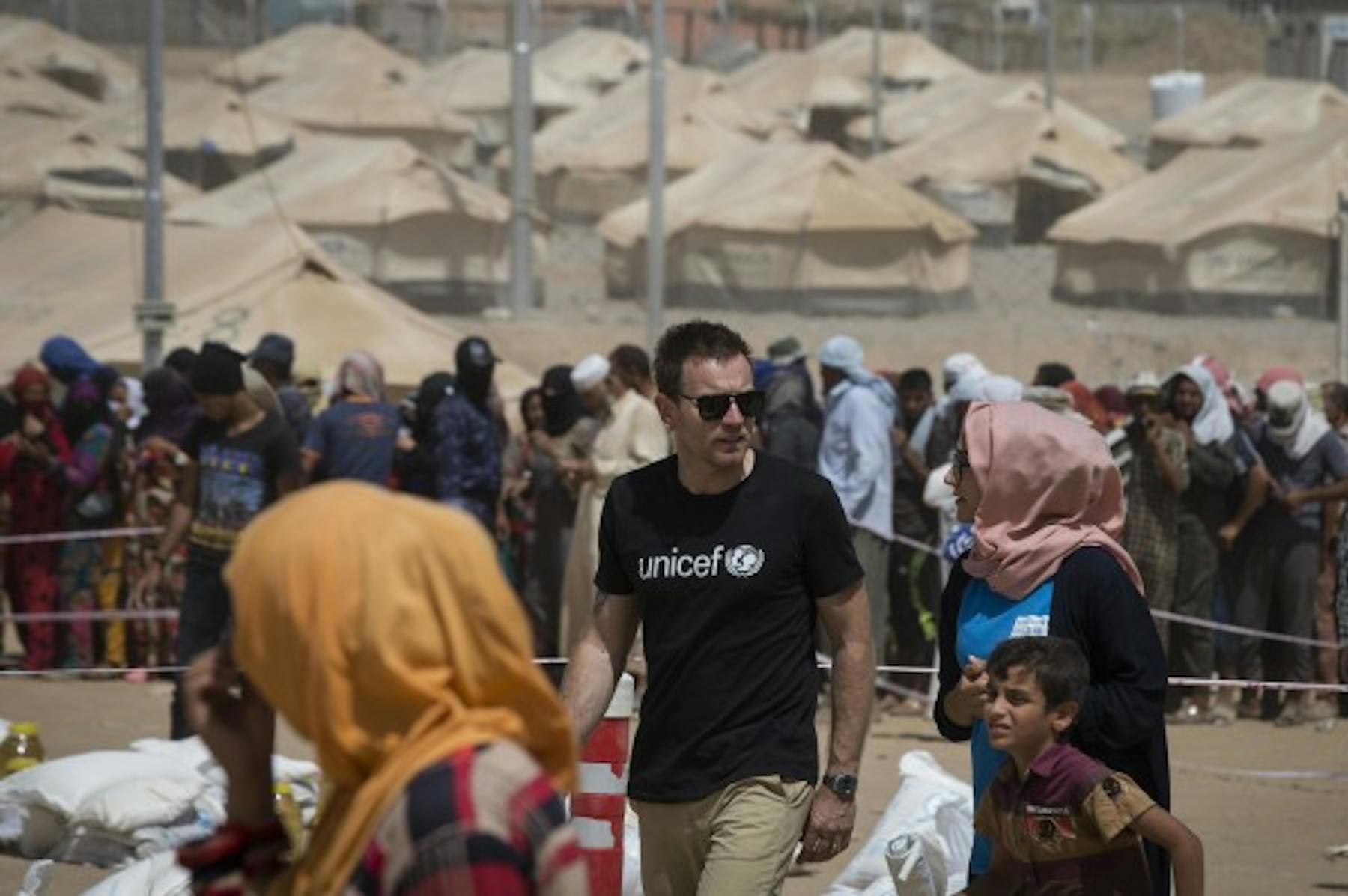 L'Ambasciatore UNICEF Ewan McGregor nel campo di Debaga nel nord dell'Iraq (UNICEF/Iraq/Modola16/PA Images)