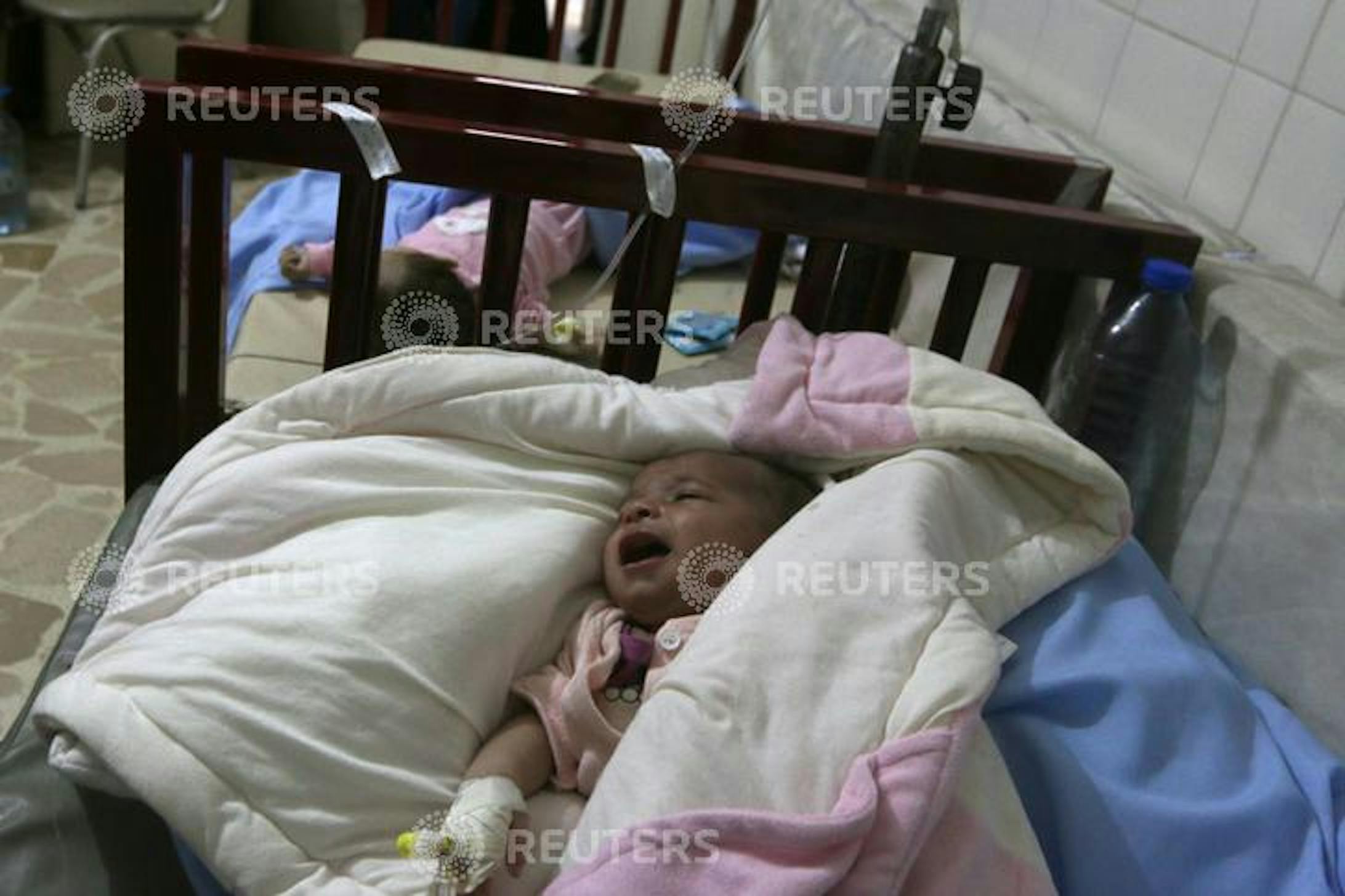 un bambino sta per essere trasferito dopo che l'ospedale è stato parzialmente danneggiato da un attacco aereo ad Aleppo REUTERS/Abdalrhman Ismail 