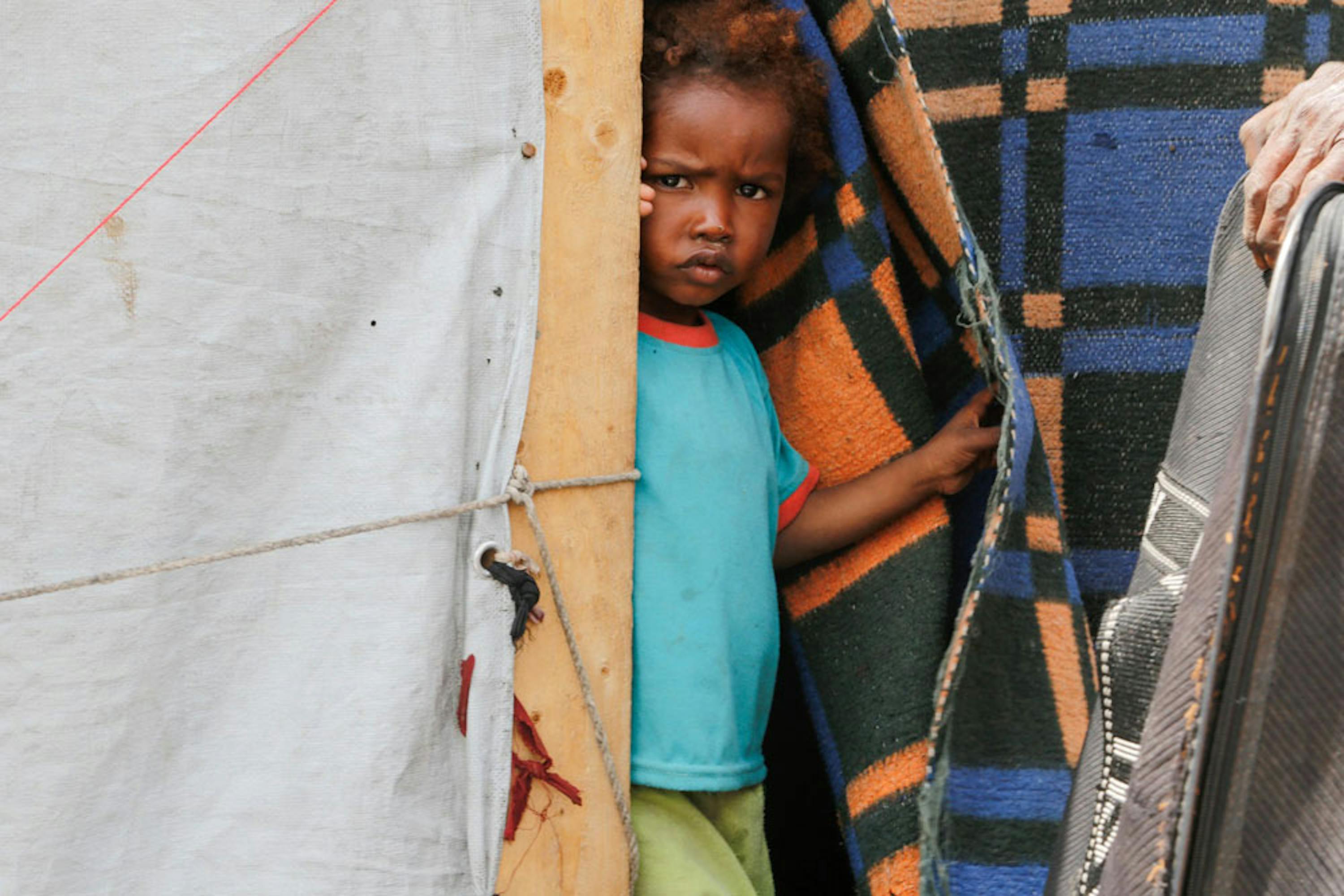 Un bambino nel campo per sfollati di Tharawan, periferia della capitale yemenita Sana'a. Sono 2,8 milioni gli sfollati a causa del conflitto in corso in Yemen - ©UNICEF/UN028049/Fuad