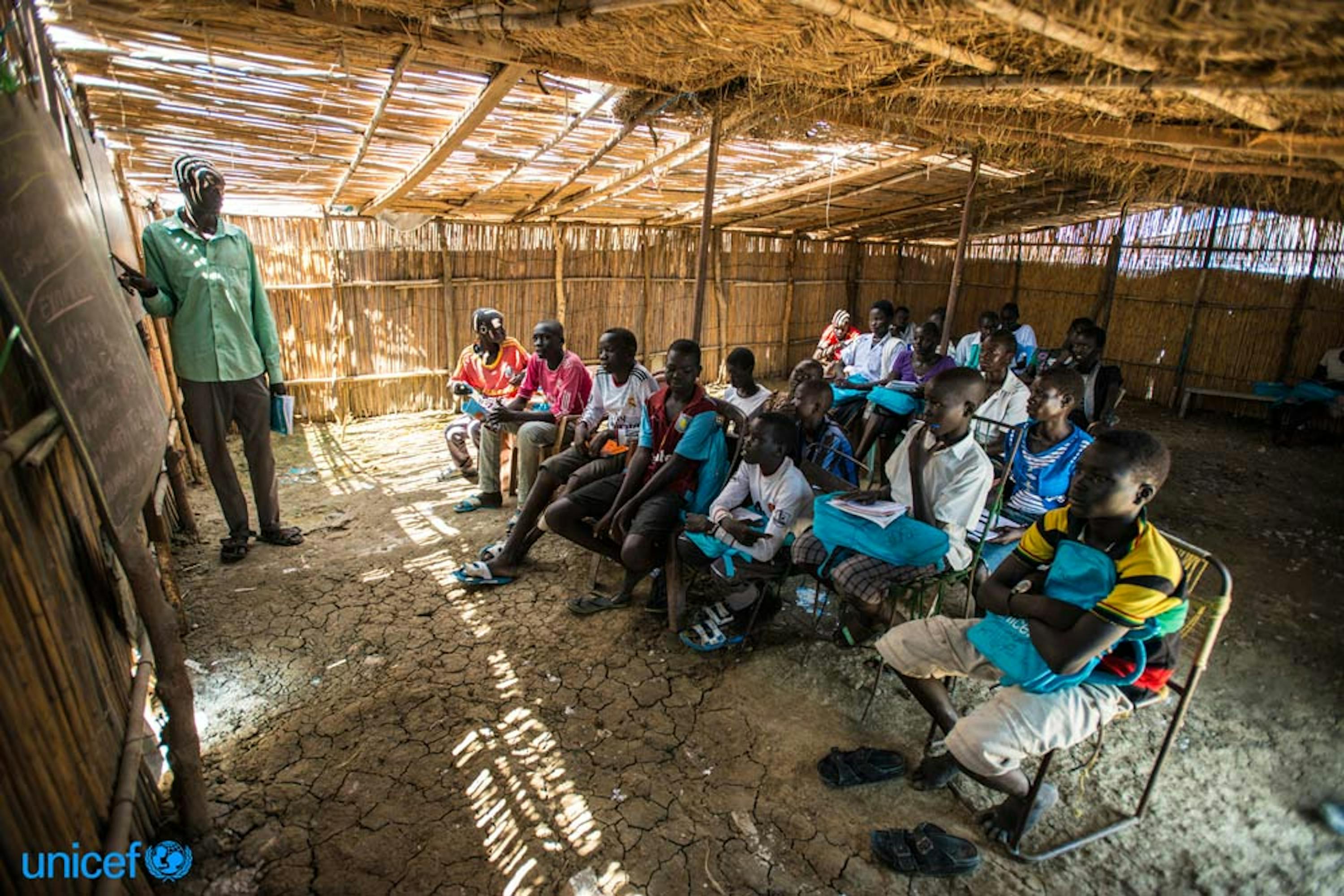 Sud Sudan - alcuni studenti seguono in classe una lezione nella scuola del sito di protezione per i civili     © UNICEF/UN019052/Rich 