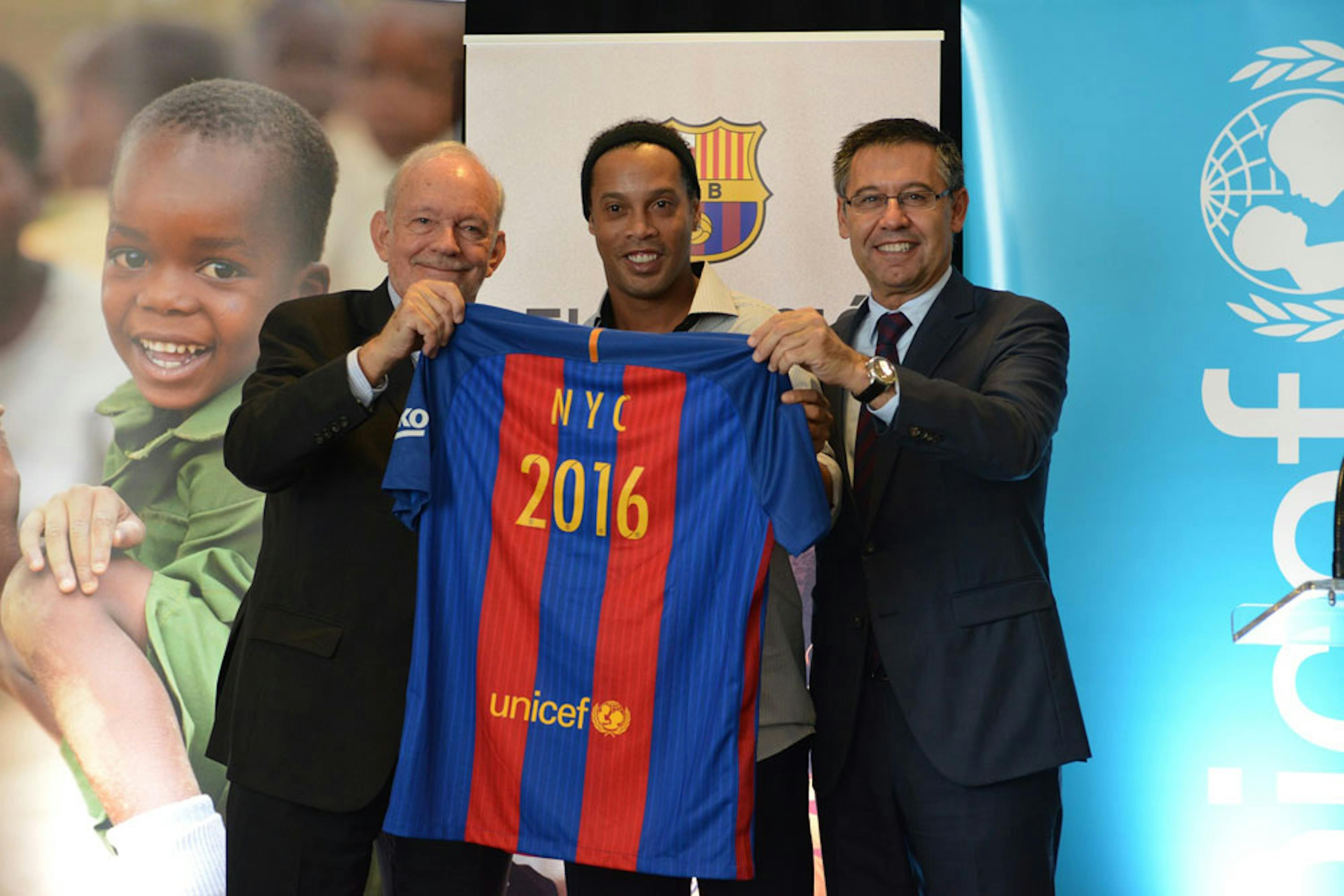 Da sin.: Anthony Lake (direttore UNICEF), il celebre calciatore brasiliano Ronaldinho e Josep Maria Bartemeu (presidente del Barcellona FC) - ©UNICEF/UN031454/Nesbitt