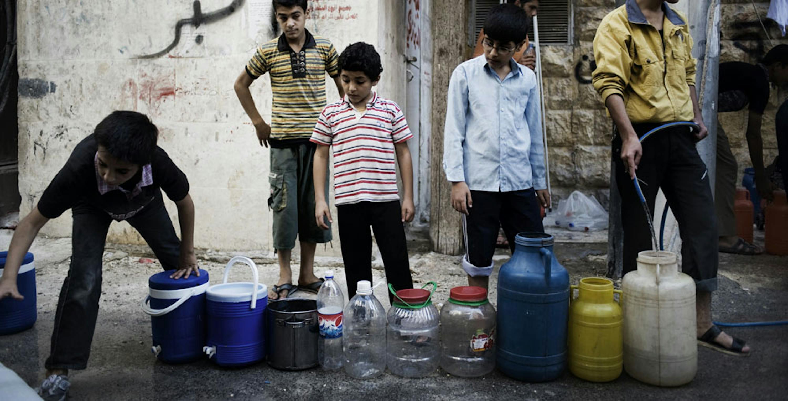 Ad Aleppo centinaia di migliaia di civili dipendono dalla distribuzione di acqua da parte delle autocisterne dell'UNICEF