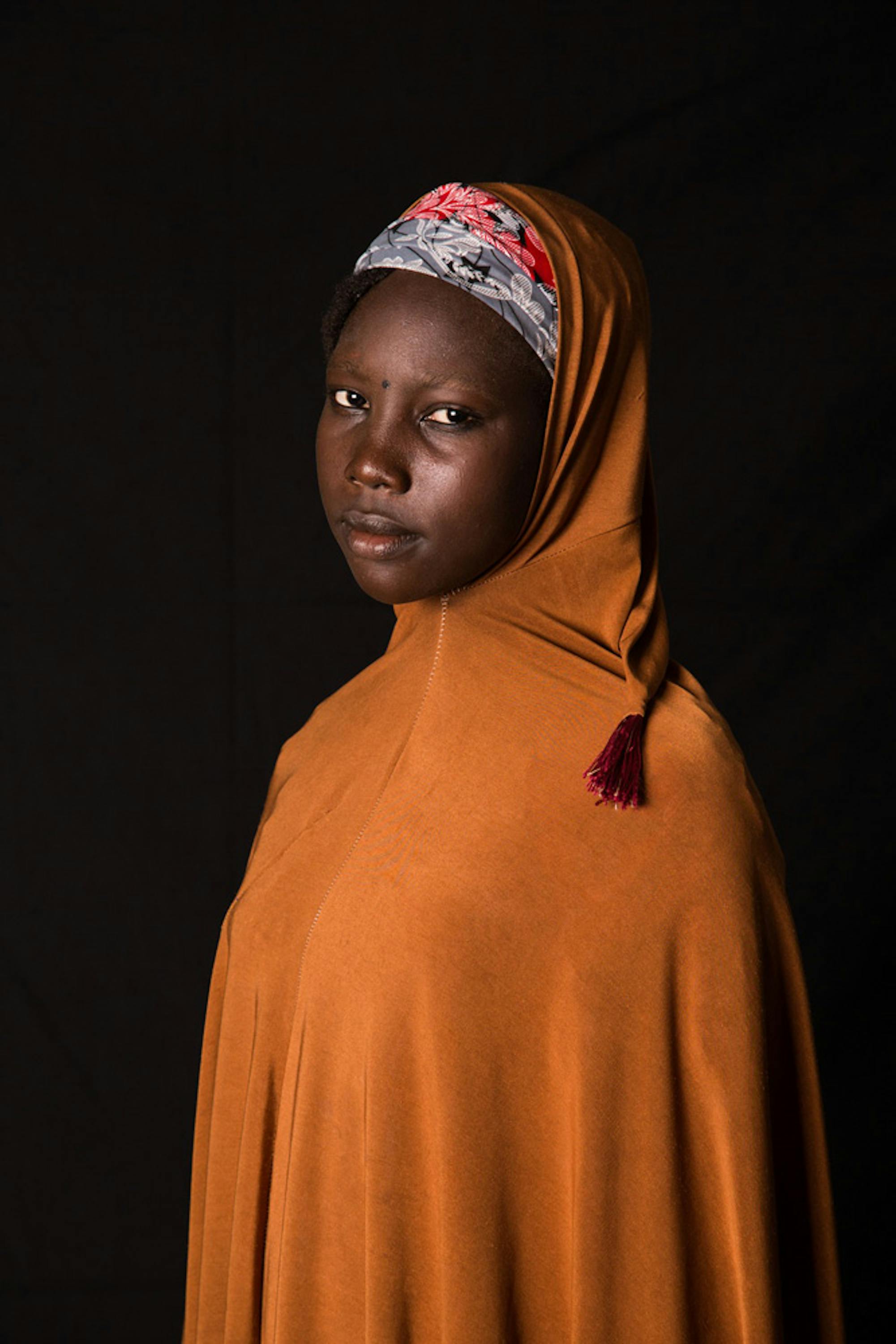 Khadija, 15 anni. La sua famiglia è dovuta fuggire ben 3 volte per salvarsi da Boko Haram in Nigeria, prima di trovare rifugio in Ciad - ©UNICEF/UN028735/Tremeau