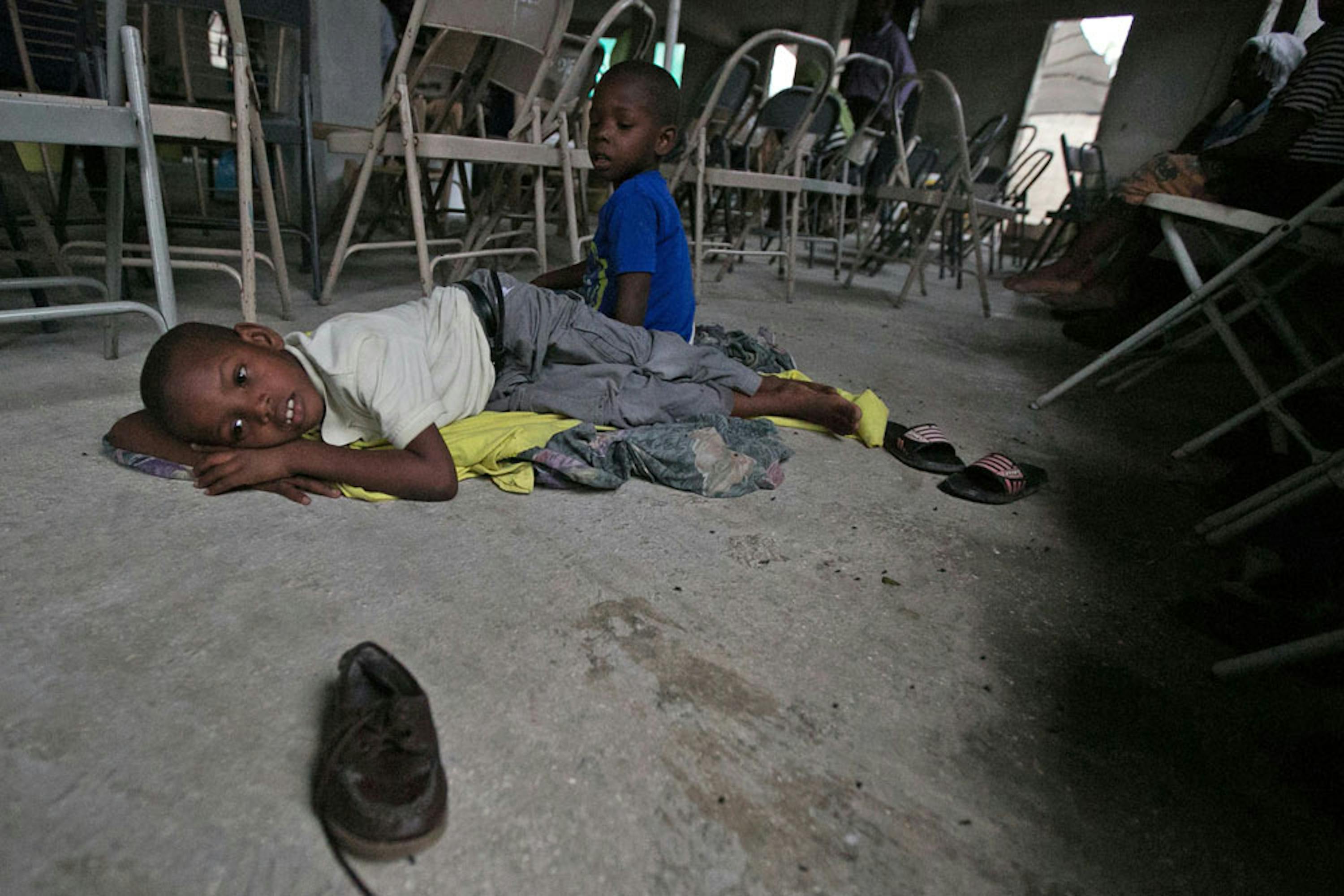 Due fratellini attendono il passaggio dell'uragano in una chiesa di Croix des Bousquets, un sobborgo di Port-au-Prince, capitale di Haiti - ©UNICEF/UN034437/Khodabande