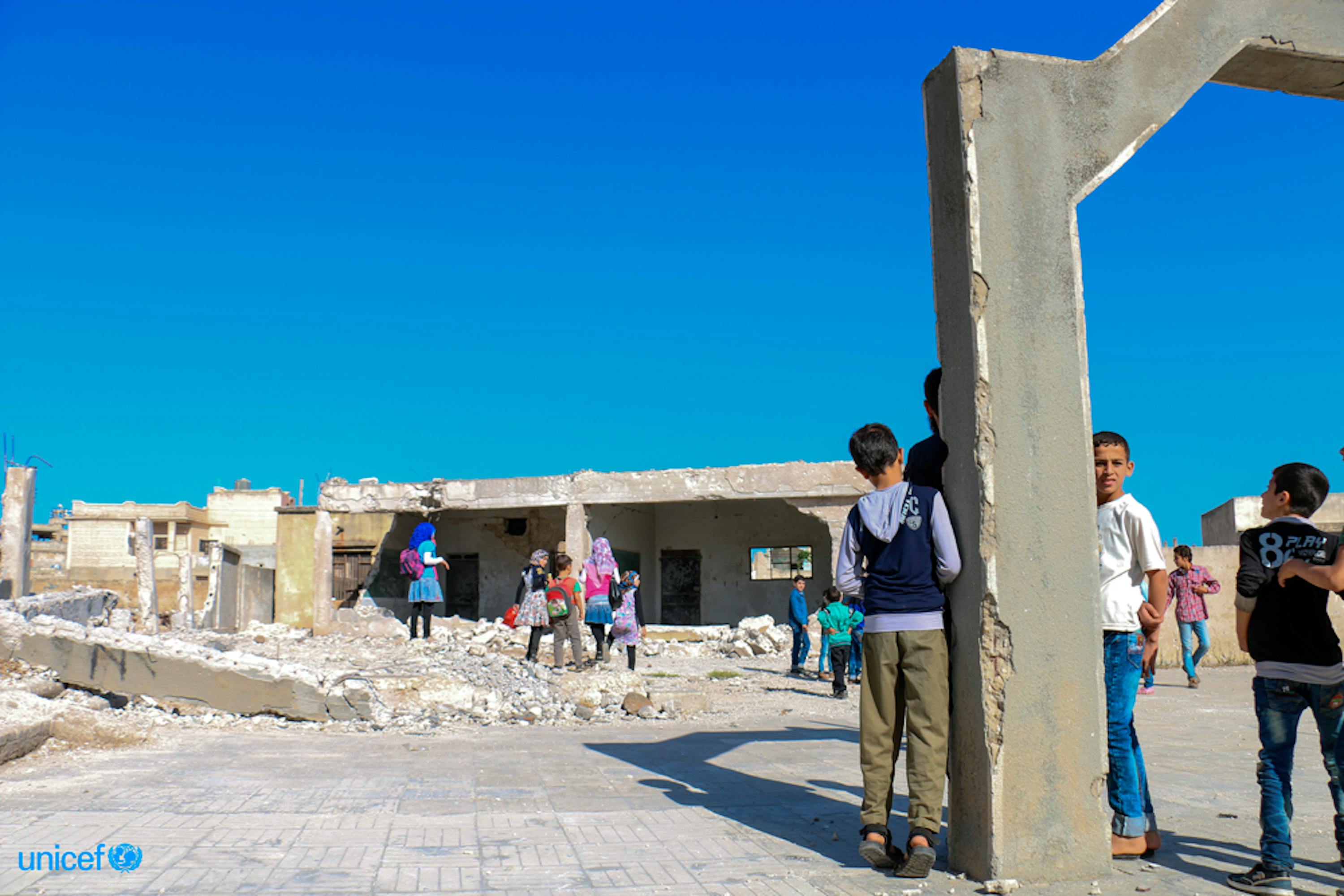 Alcuni bambini davanto la loro scuola danneggiata dai bombardamenti ©UNICEF/ Syria 2016/ Homs/ Wardeh