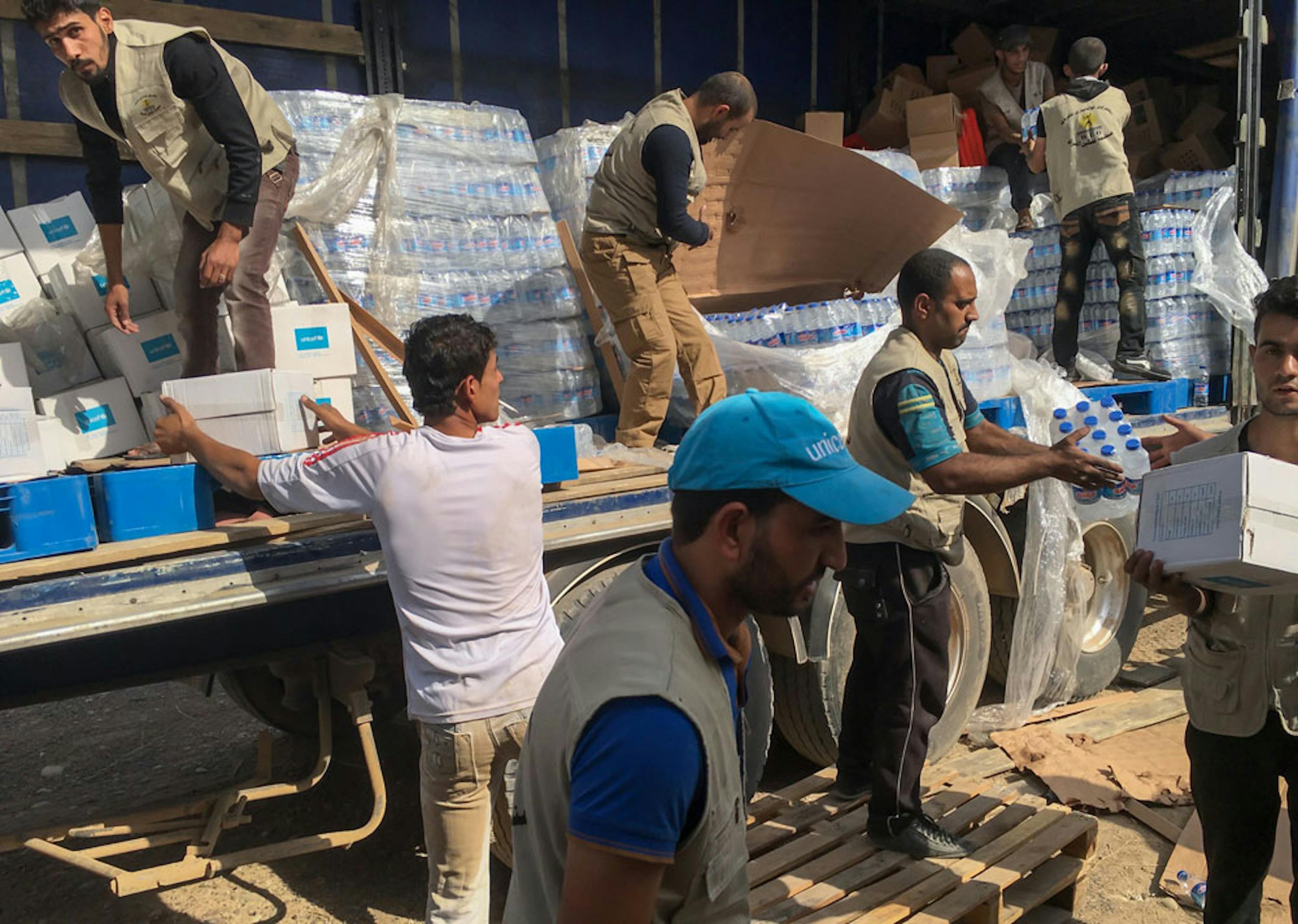 Un camion dell'UNICEF scarica grandi quantitativi di acqua potabile a Al Houd, villaggio nei pressi di Mosul (Iraq) - ©UNICEF/UN036545/Behn