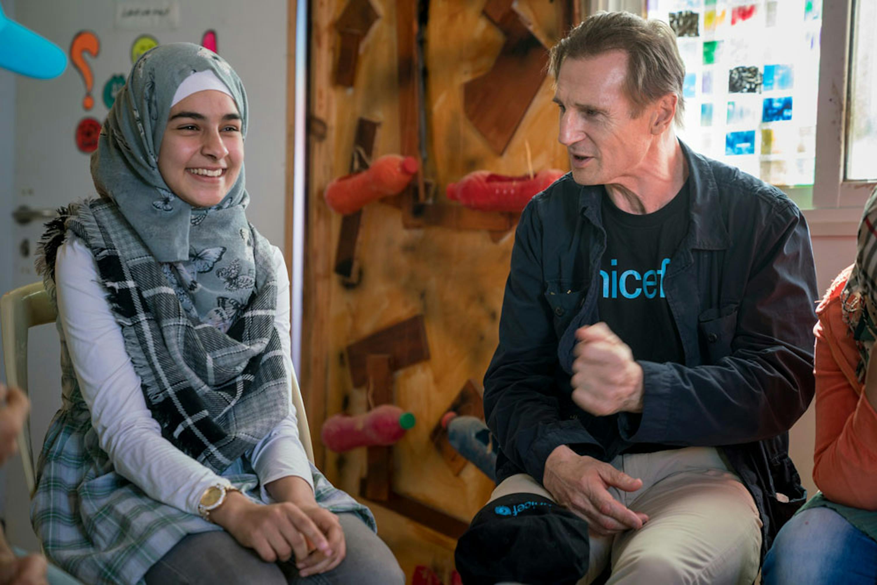 Liam Neeson con una giovane rapper siriana nel campo profughi di Za'atari (Giordania) - ©UNICEF/UN038477/Herwig