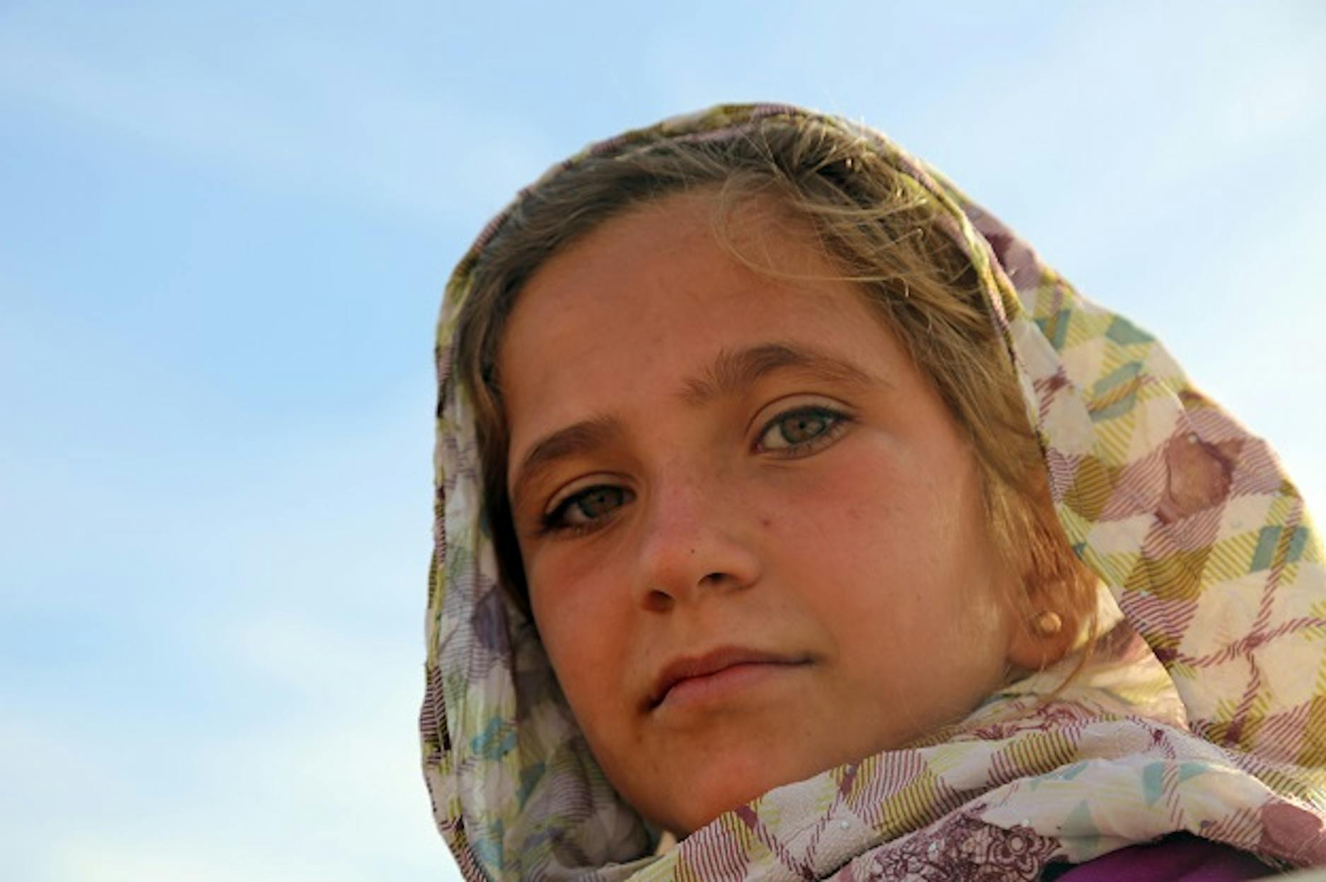 Una bambina fuggita con la sua famiglia da un villaggio nei dintorni di Raqqa (Siria) - ©UNICEF/UN039564/Soulaiman