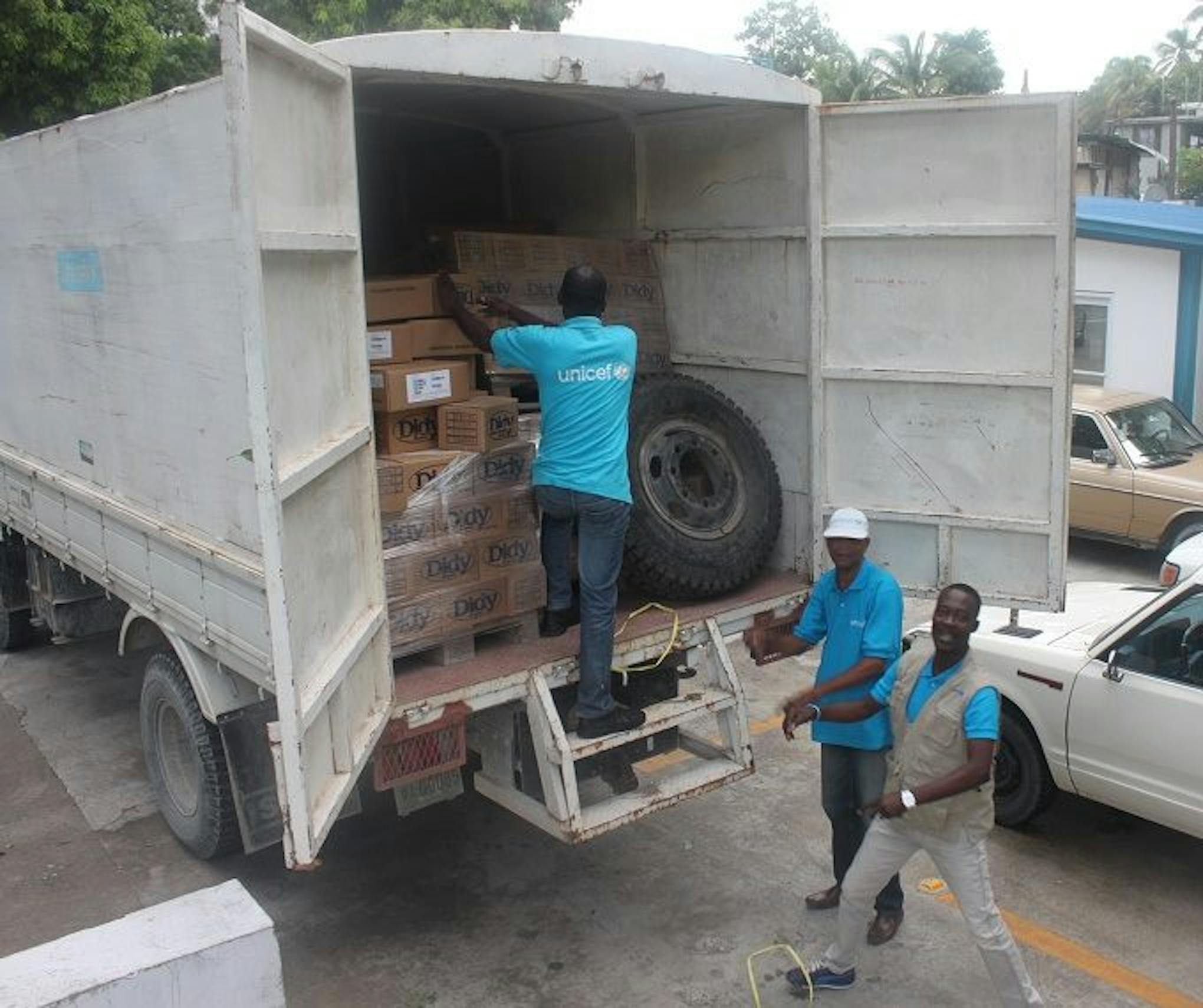 Un camion di aiuti umanitari dell'UNICEF viene caricato prima della partenza verso la regione meridionale di Haiti - ©UNICEF Haiti/2016