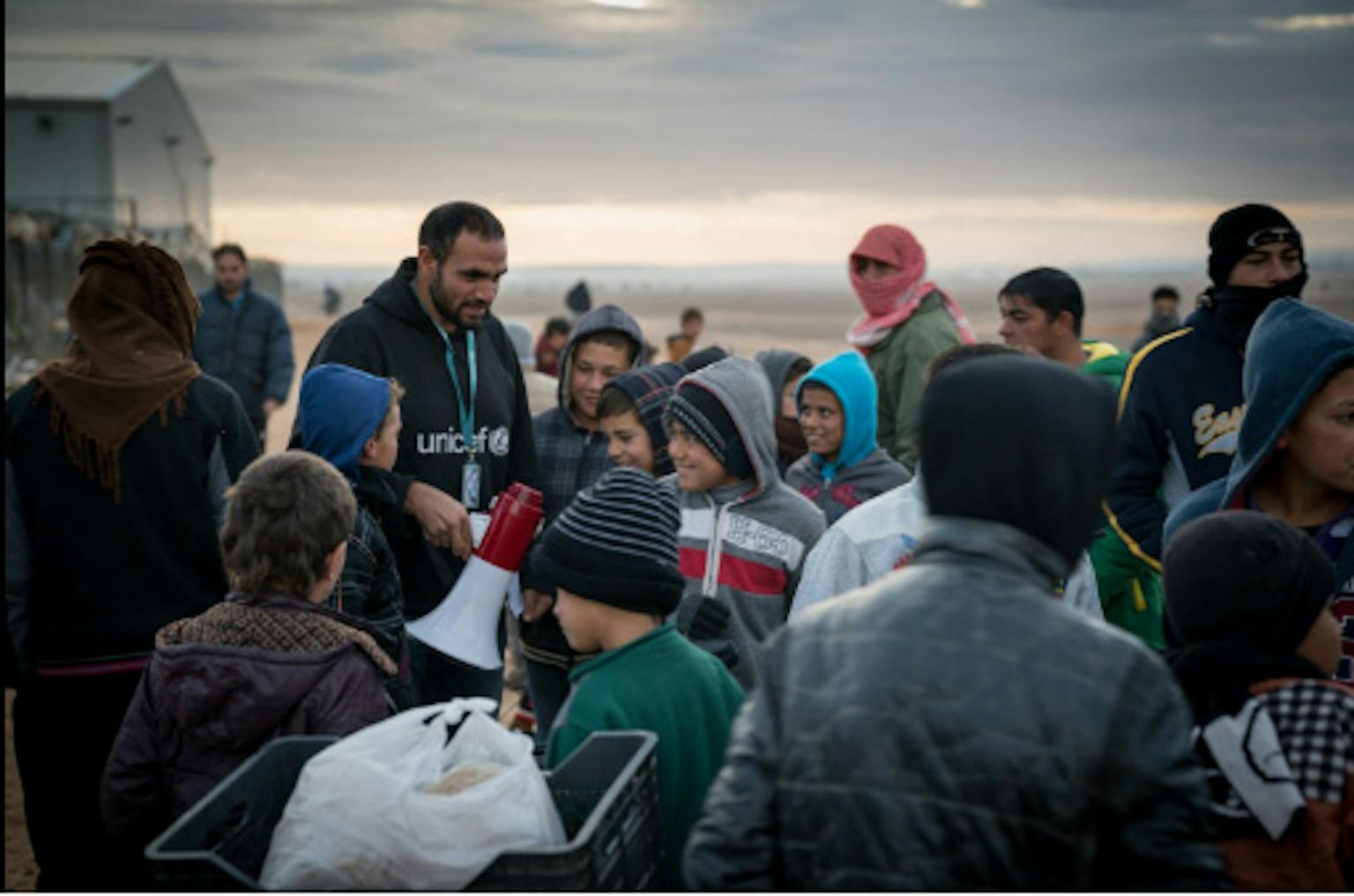 Un operatore UNICEF durante la distribuzione di kit per l'inverno alle famiglie siriane profughe in Giordania - ©UNICEF Giordania/2016