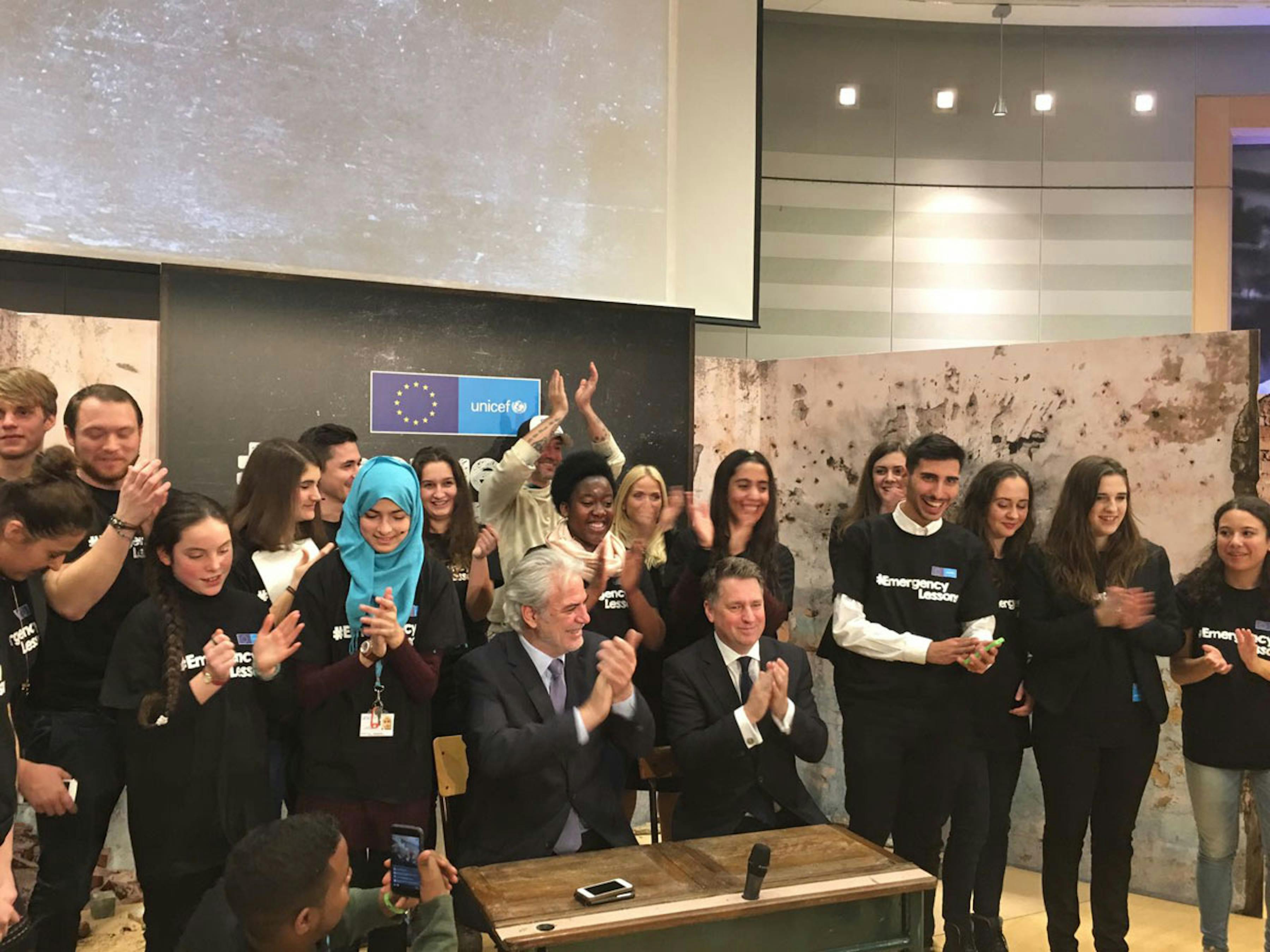 I giovani delegati (fra cui 4 ragazzi italiani) all'evento conclusivo della campagna UNICEF-UE #EmergencyLessons presso la sede del Parlamento Europeo a Bruxelles - ©UNICEF Italia/2016/A.Polidori