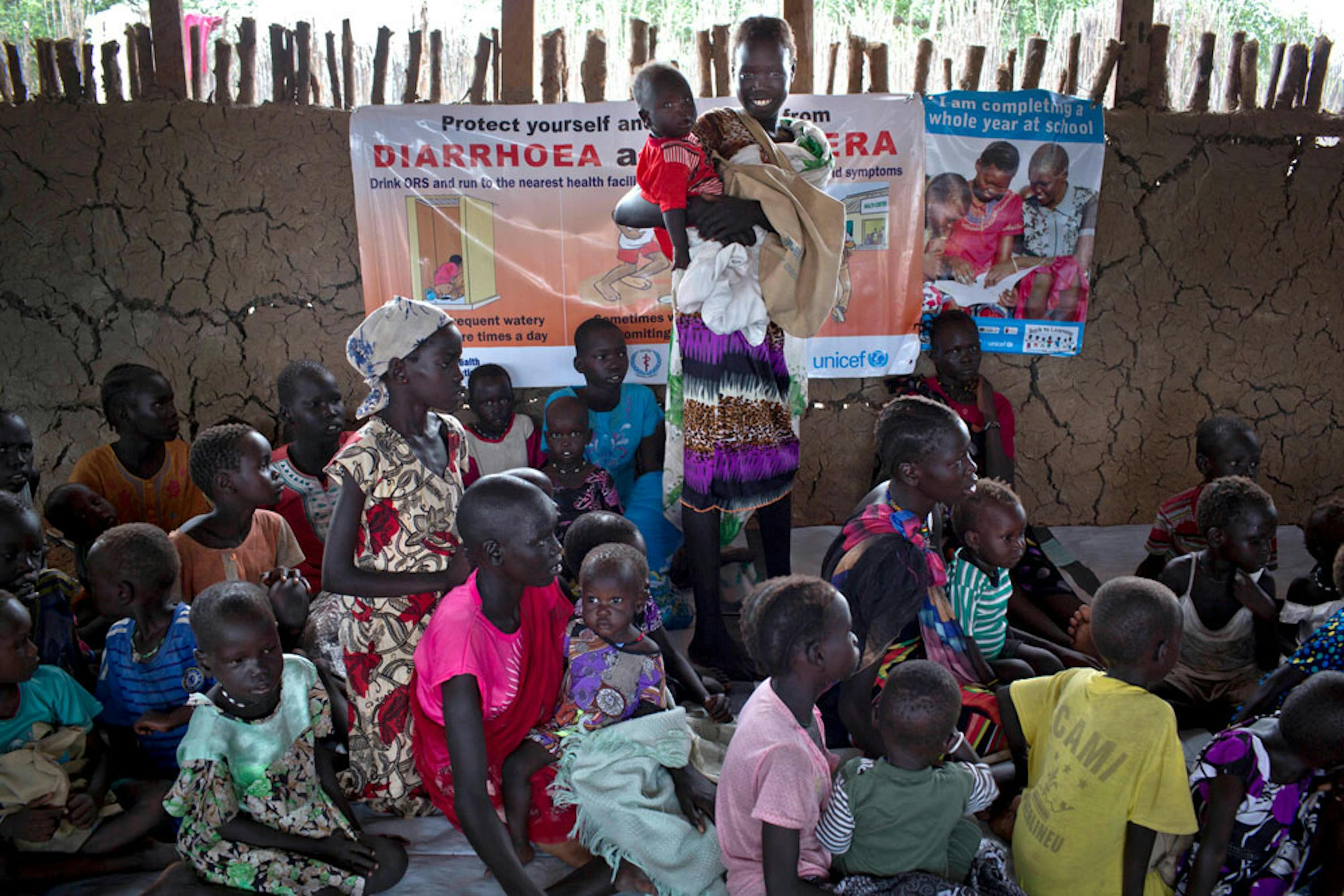 Madri e bambini in un ambulatorio nello Stato di Unity (Sud Sudan) per una sessione di controllo dello stato nutrizionale organizzato dall'UNICEF - ©UNICEF/UN043945/Holt