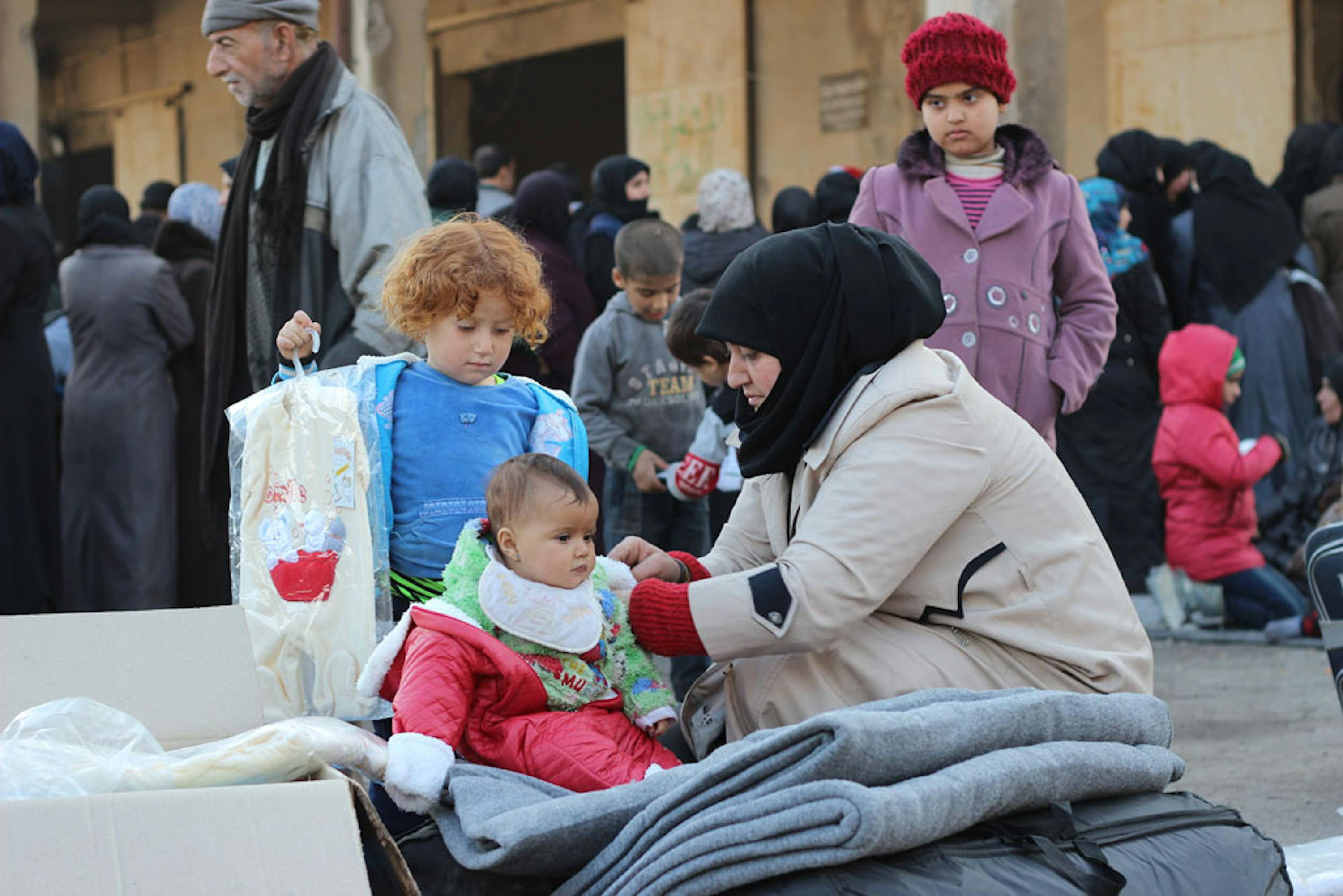 Hala (3 mesi) è fra i bambini che sono riusciti ad abbandonare in questi giorni Aleppo Est. L'UNICEF consegna a tutte le famiglie sfollate indumenti pesanti per affrontare le rigide temperature invernali - ©UNICEF Siria/2016/Al-Issa