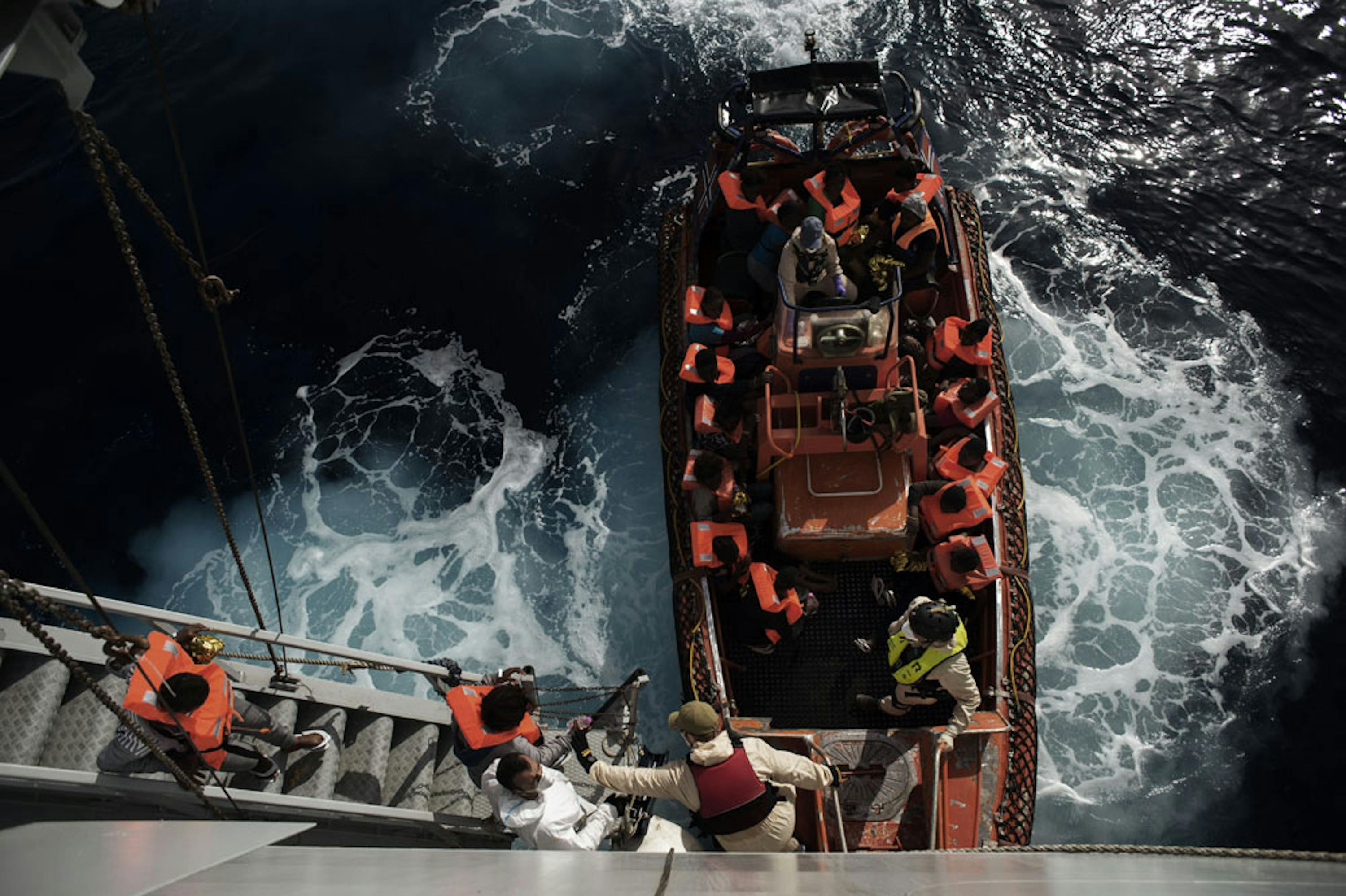 Il salvataggio di un gommone di migranti ad opera delle unità navali italiane al largo della Sicilia - ©UNICEF/ROA151017810/Alessio Romenzi