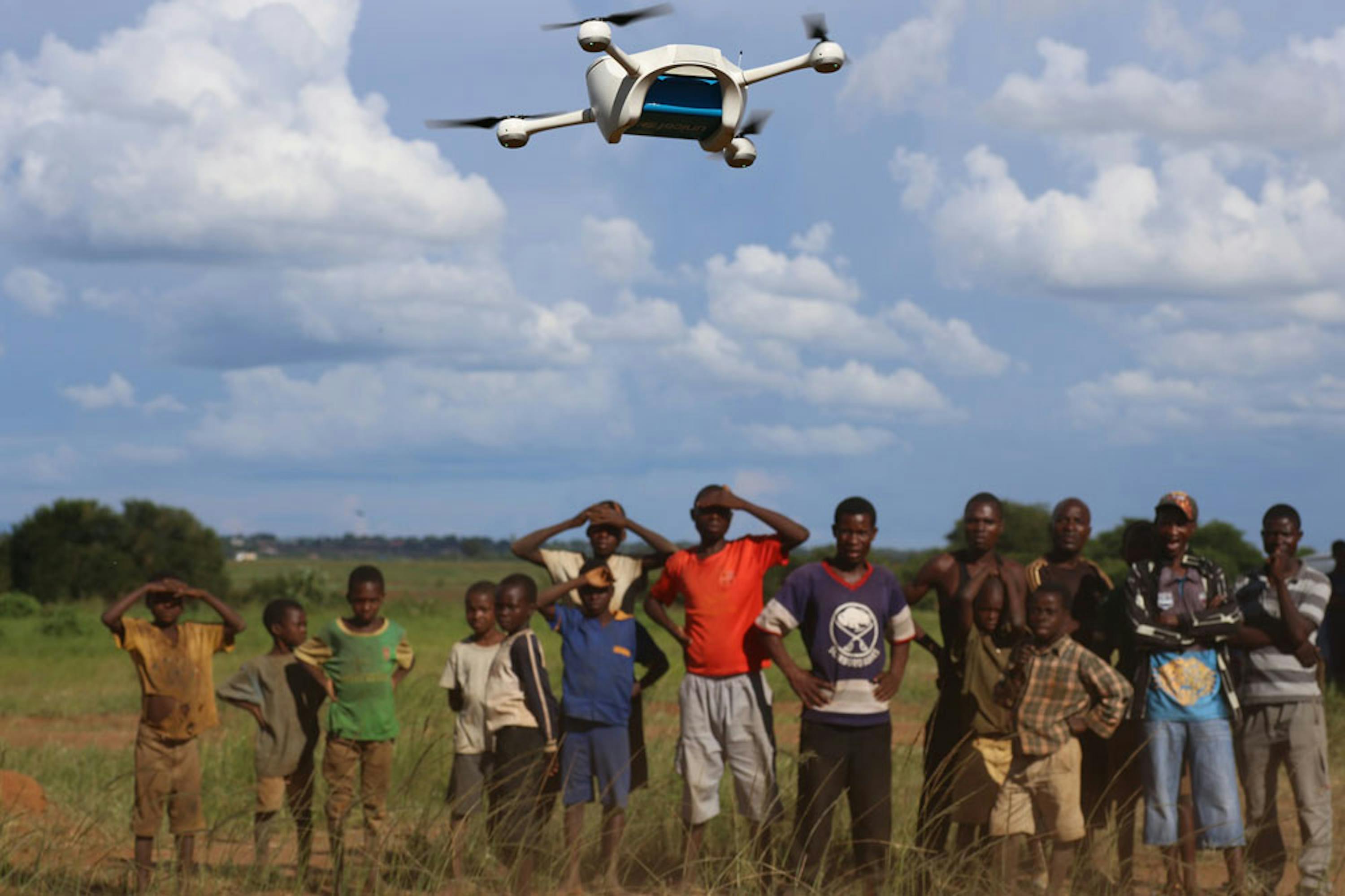 Un gruppo di bambini assiste divertito al passaggio di un drone in fase di test nei dintorni di Llilongwe, capitale del Malawi - ©UNICEF/UN013394/Khonje