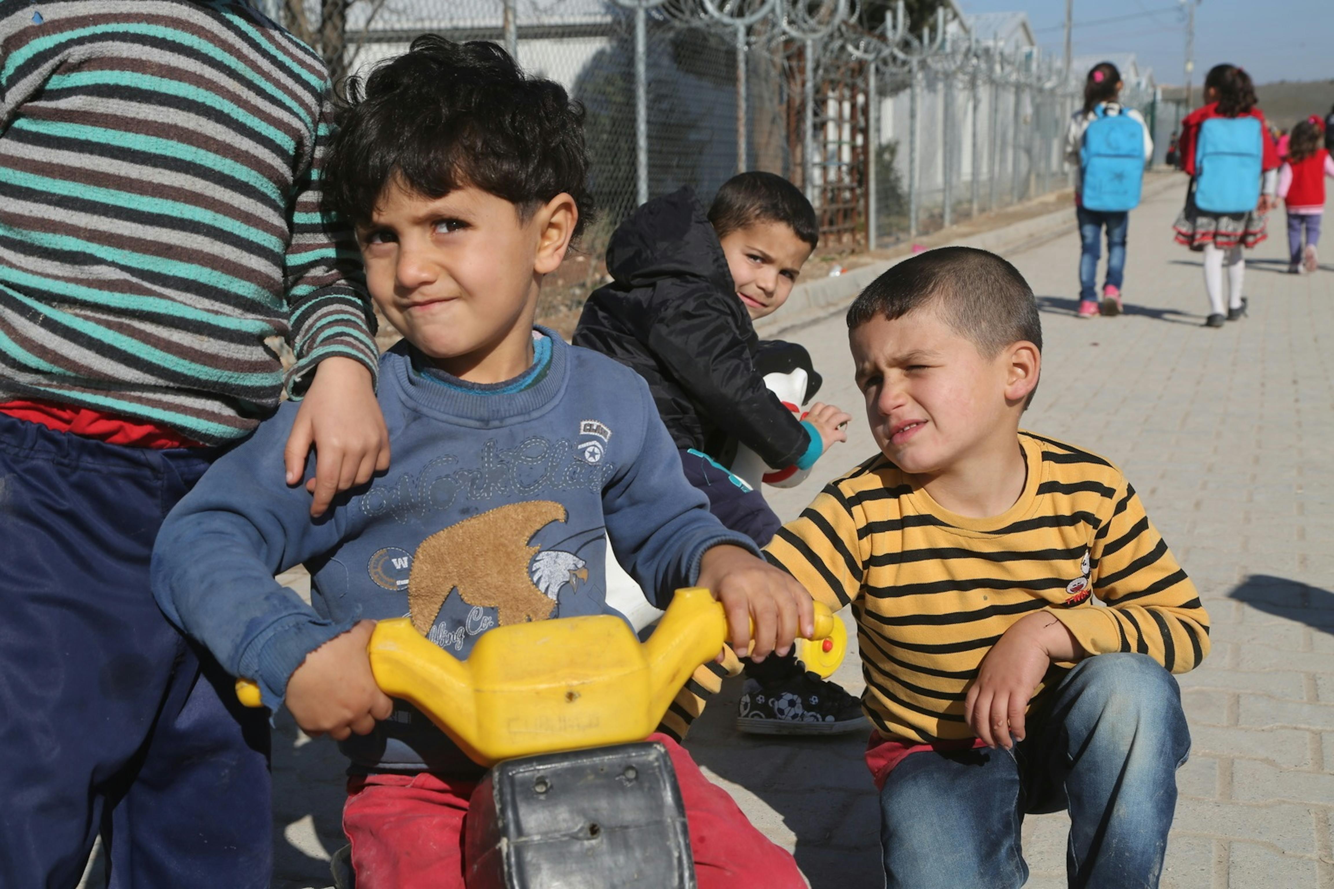Bambini siriani nel campo profughi Nizip 1 a Gaziantep, nel sud della Turchia. In questo campo vivono circa 5.000 bambini - ©UNICEF/UN048837/Ergen