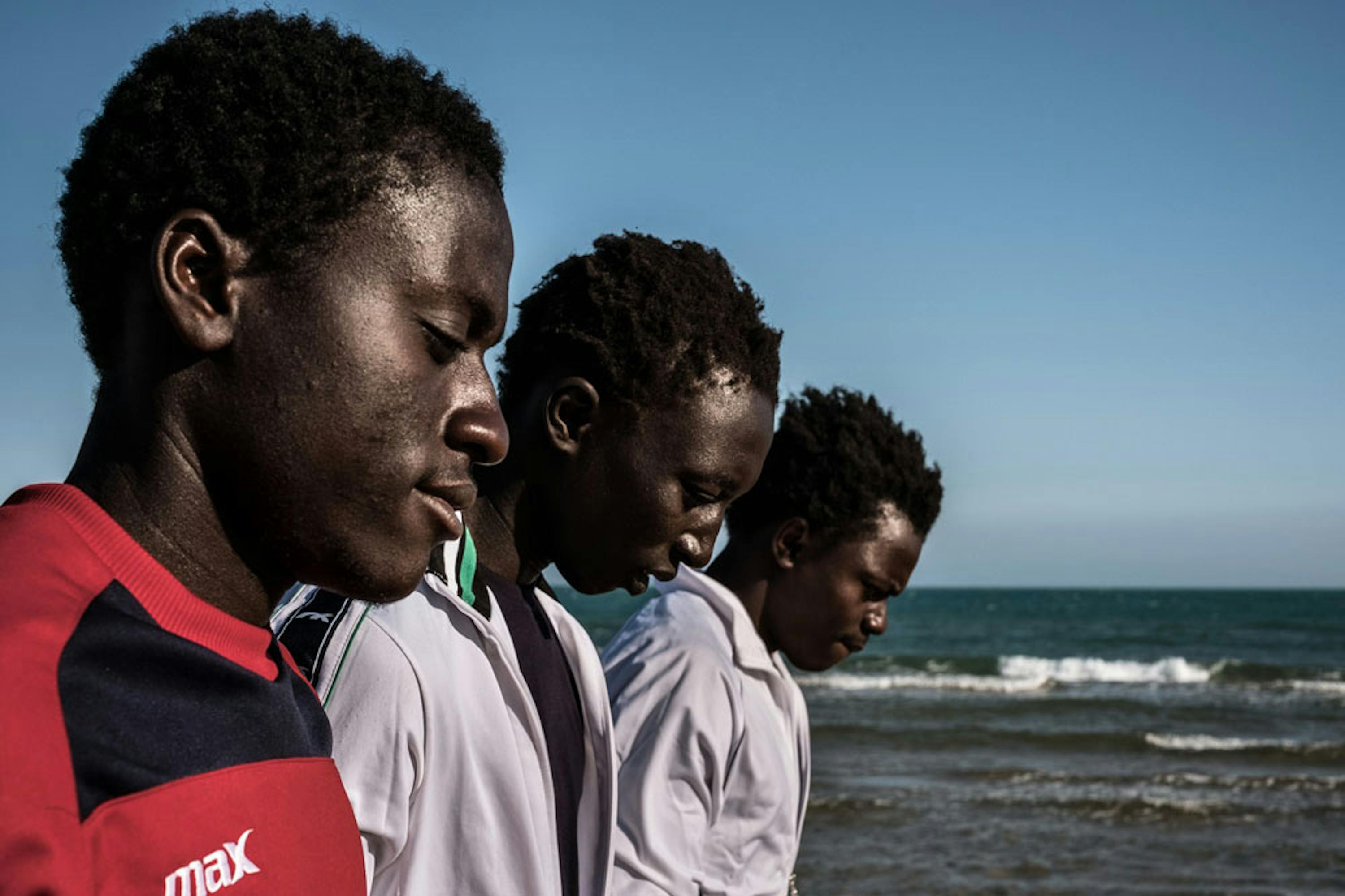 Alieu (17 anni), Fodaoi (14) e Mohammad (17) sono giunti da soli in Italia dal Gambia in cerca di futuro. Foto scattata sul litorale di Pozzallo (RG) - ©UNICEF/UN020035/Gilbertson VII Photo