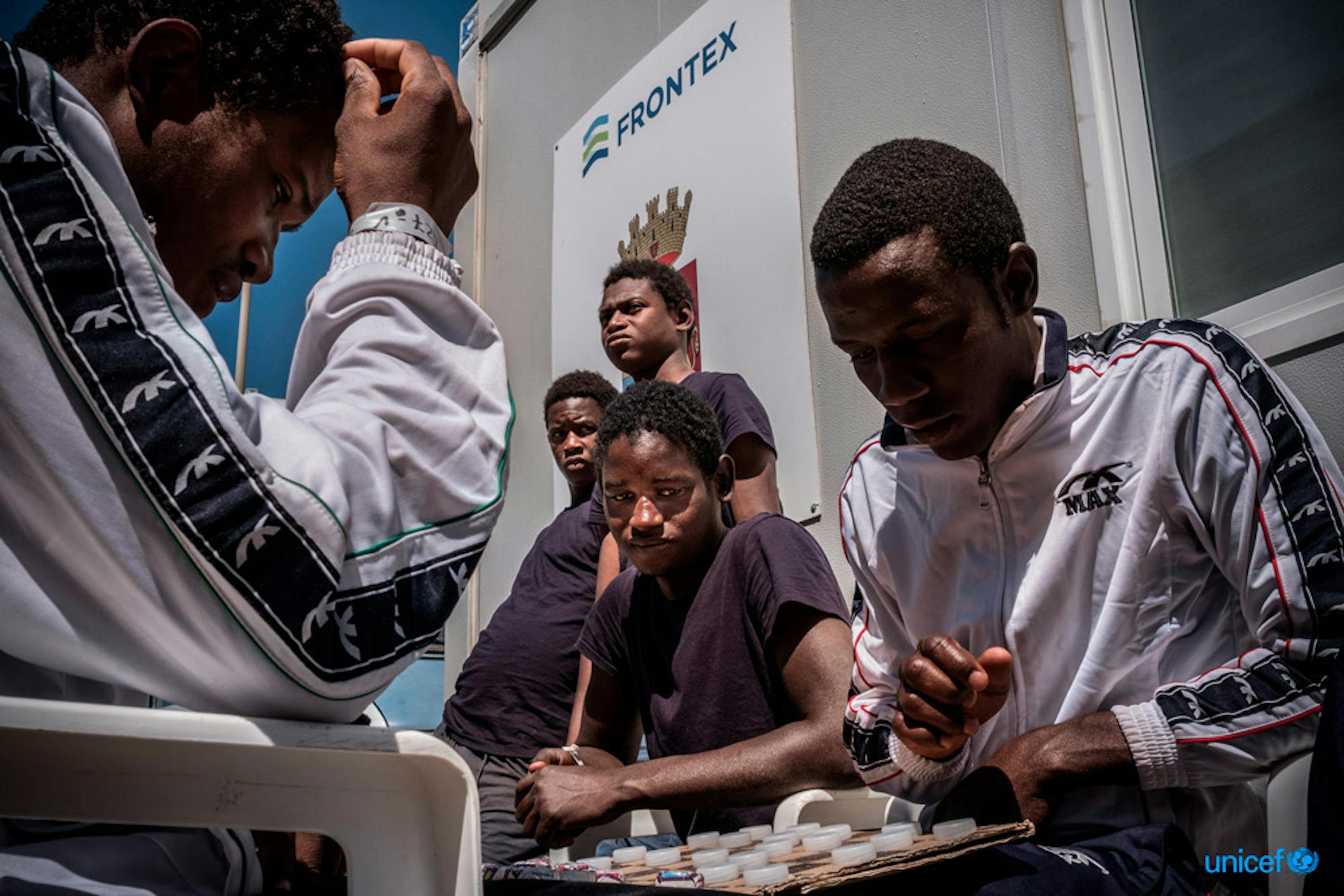 Nel 2016, il 92% dei minori che sono giunti in Italia attraverso il Mediterraneo hanno compiuto il viaggio senza adulti che li accompagnassero - ©UNICEF/UN020010/Gilbertson VII Photo