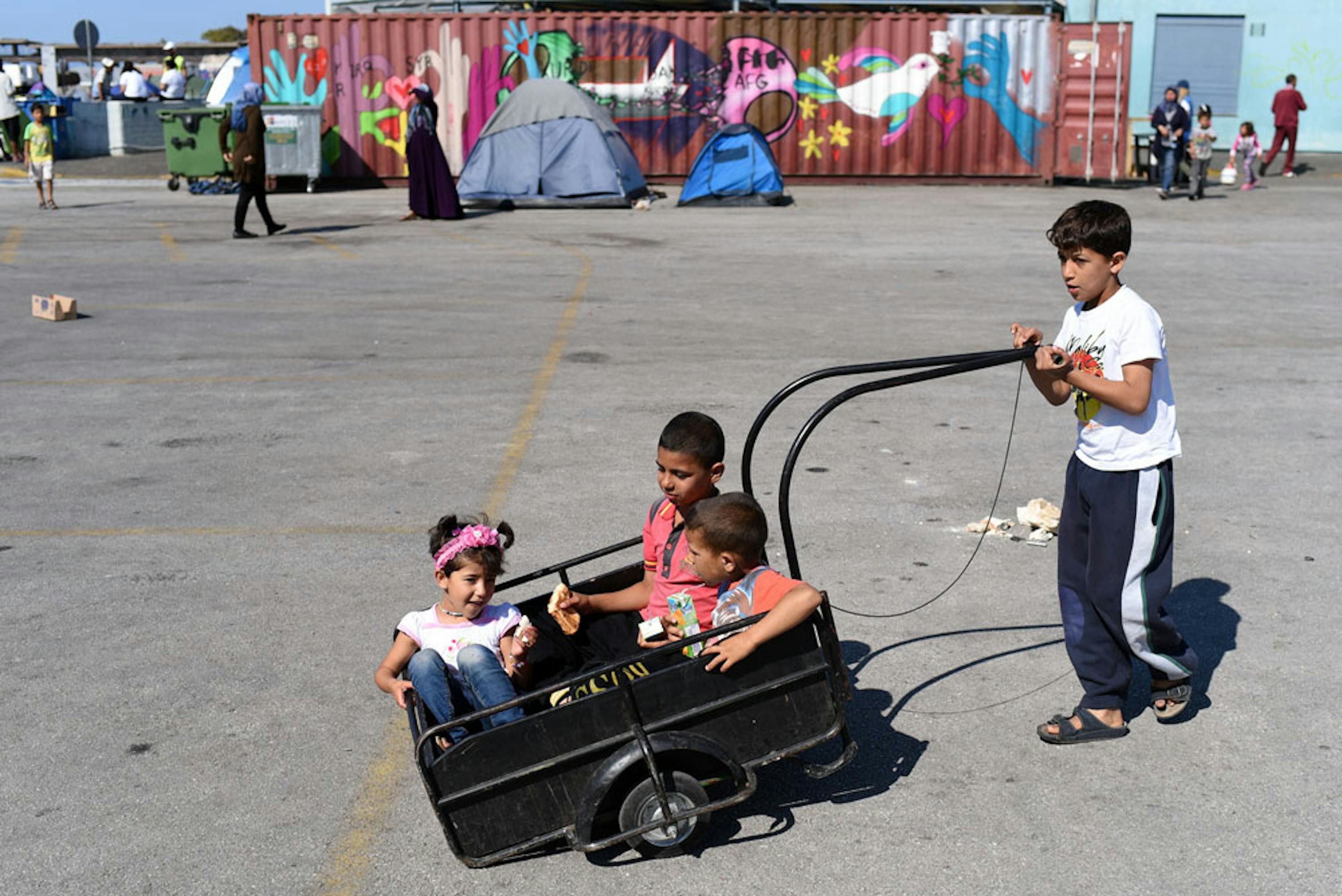 Bambini siriani giocano nell'area portuale del Pireo, ad Atene. Sono quasi 27.500 i minori rifugiati e migranti bloccati in Grecia, in attesa di conoscere il proprio futuro - ©UNICEF/UN020540/Georgiev