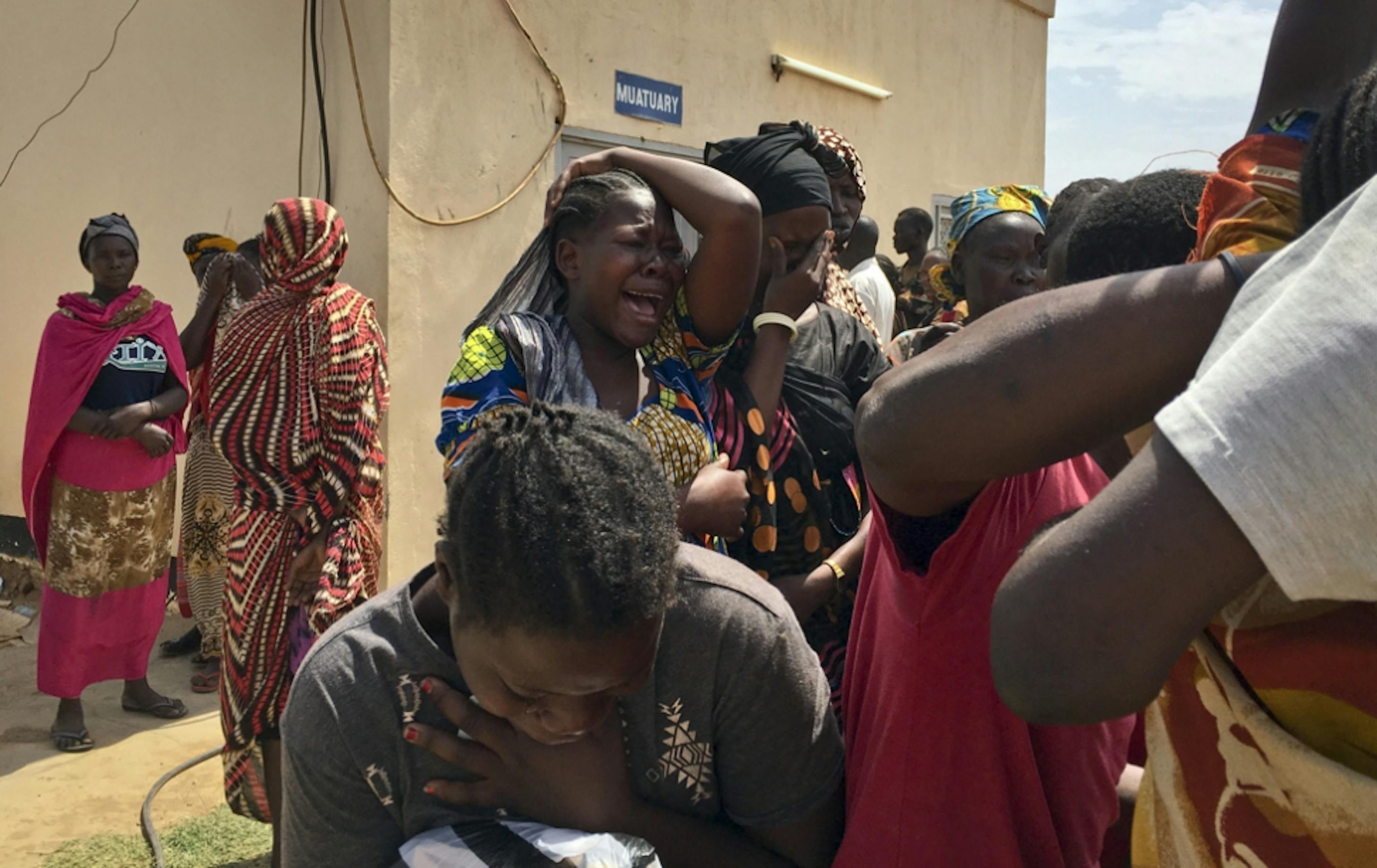 Il dolore dei familiari degli operatori umanitari assassinati all'esterno della camera mortuaria a Juba (Sud Sudan) - ©AP