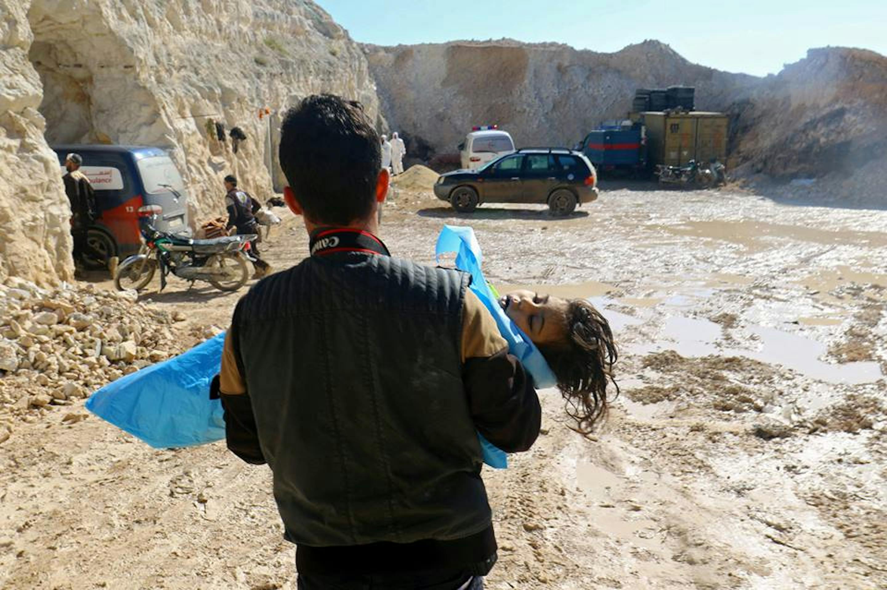 Il corpo di una bambina vittima dell'attacco a Khan Shaikhun, nei pressi di Idlib - ©Ammar Abdullah/Reuters