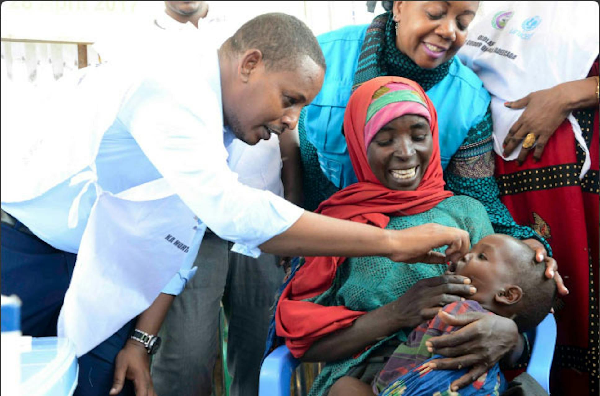 Un momento della campagna di vaccinazione a Baidoa: il ministro della Sanità della regione sud-occidentale della Somalia, Isak Alì Subak, somministra una dose di vitamina A - ©UNICEF Somalia/2017