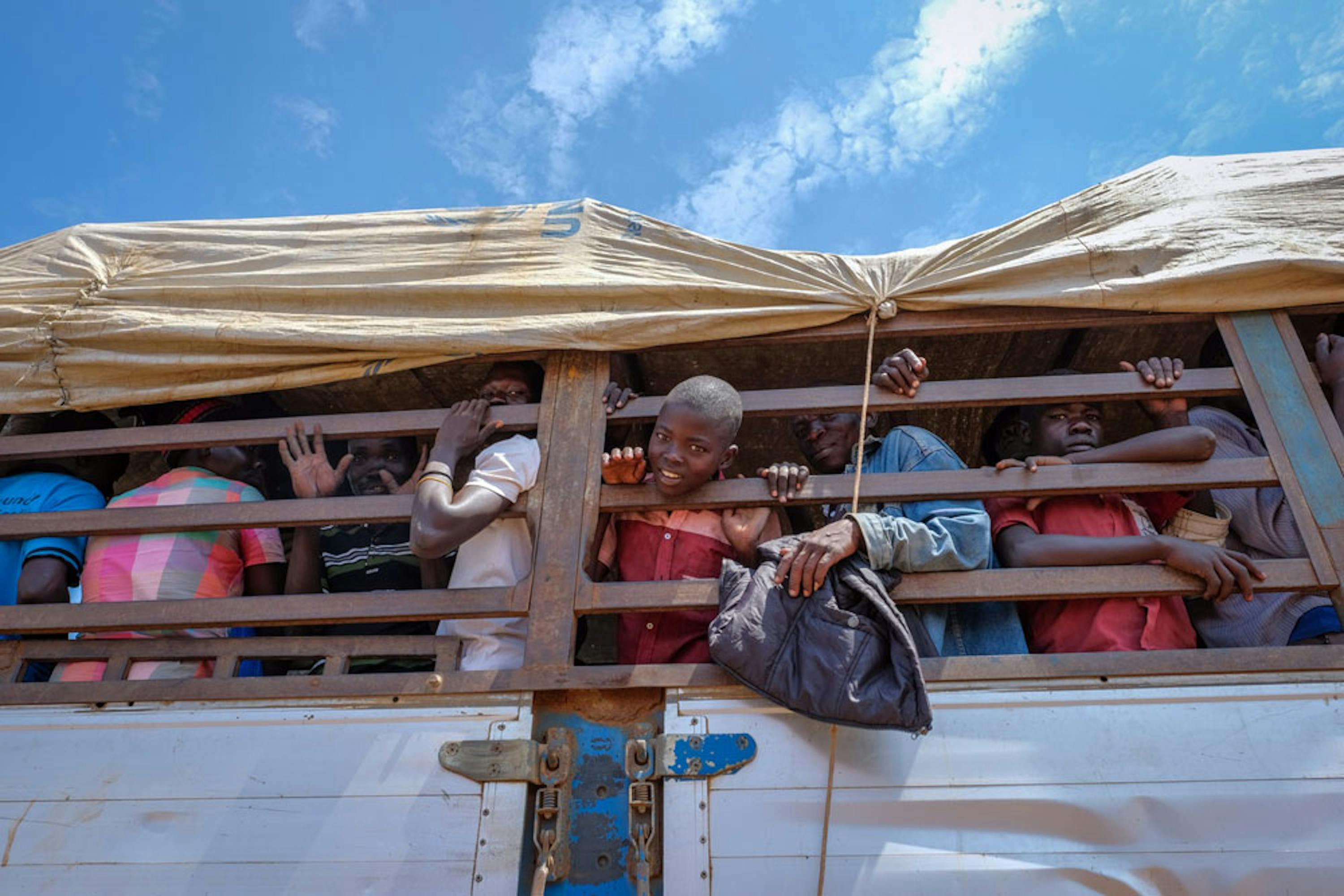 Un camion di rifugiati sud-sudanesi al confine con l'Uganda - ©UNICEF/UN056944/Ose