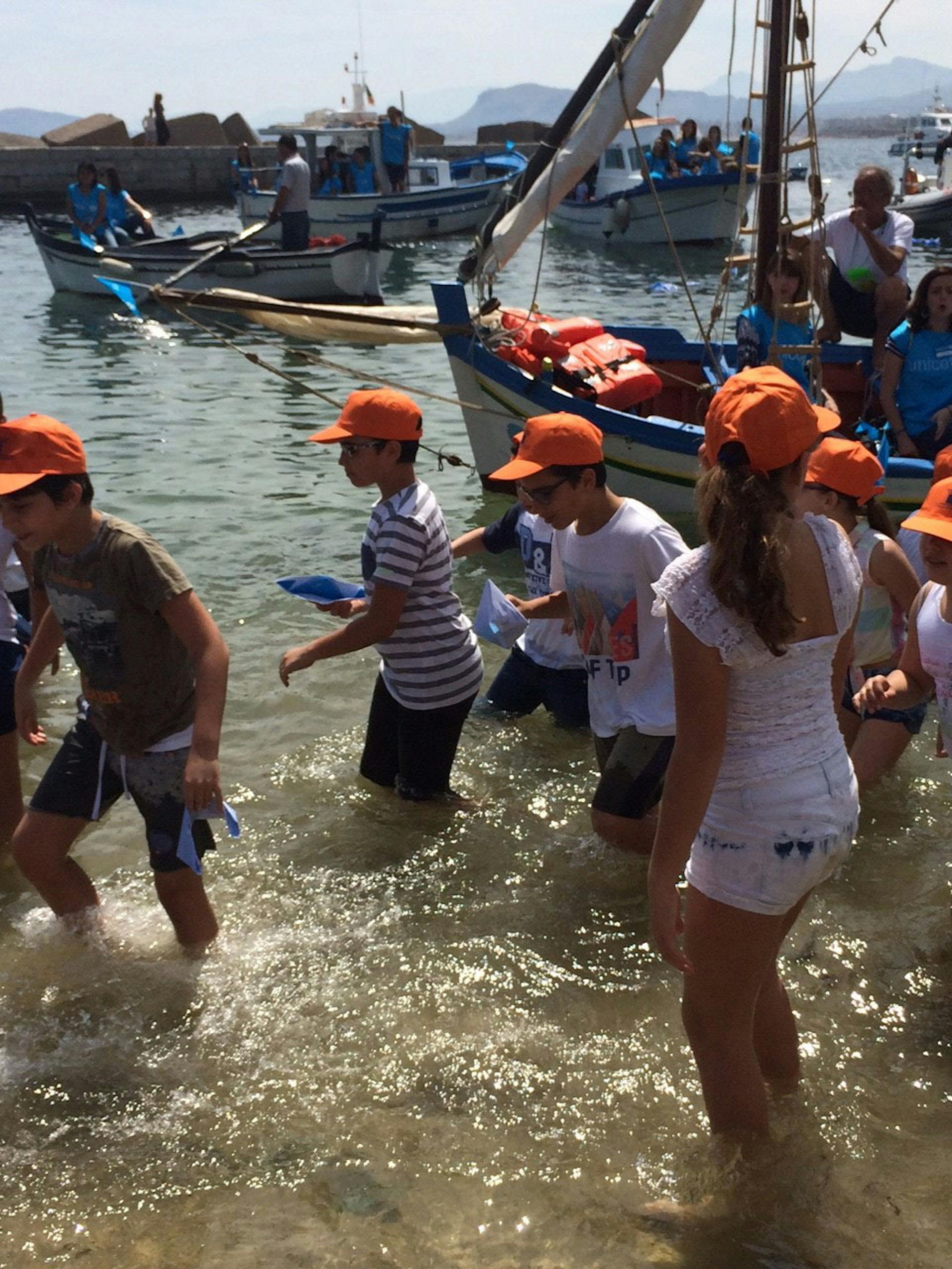 Il salvataggio simbolico delle barchette di carta sulla spiaggia di Sant'Erasmo a Palermo - ©Marta Arias/UNICEF/2017