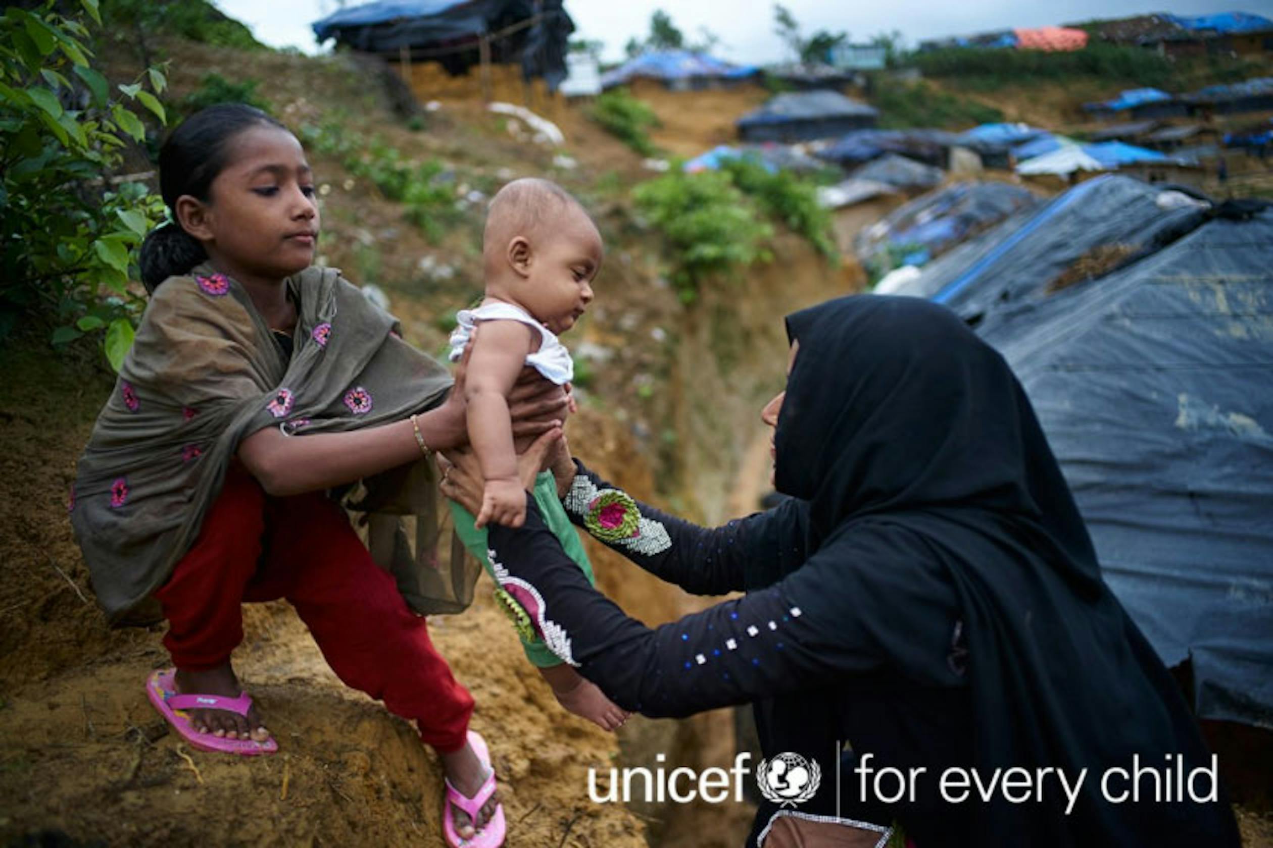 Una famiglia Rohingya rifugiata in Bangladesh dalle persecuzioni nel vicino Myanmar - ©UNICEF Bangladesh/2017