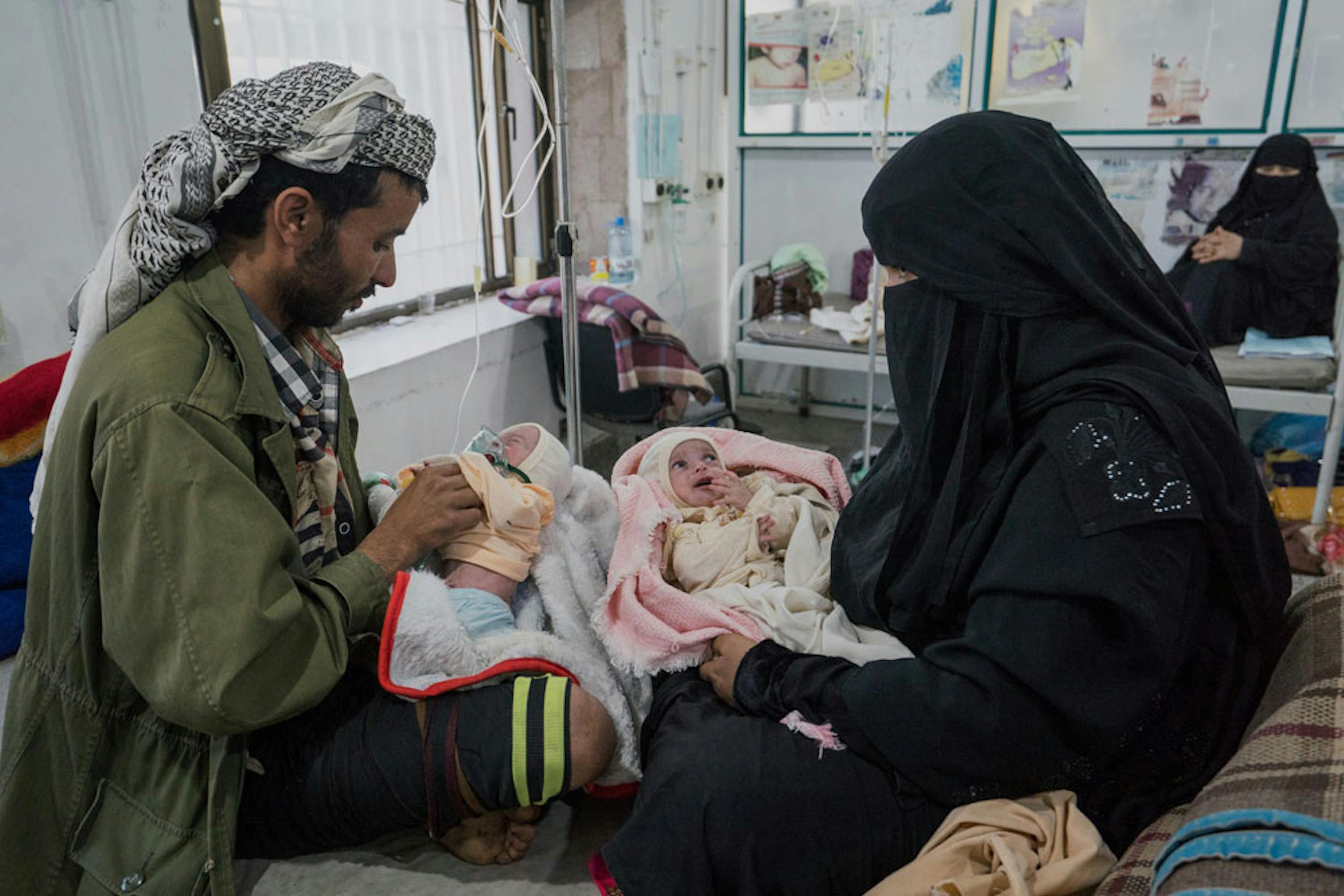Due gemellini accuditi con l'ossigeno dai genitori nell'ospedale Al-Sabeen di Sanaa, capitale dello Yemen - ©UNICEF/UN073967/Clarke for UNOCHA