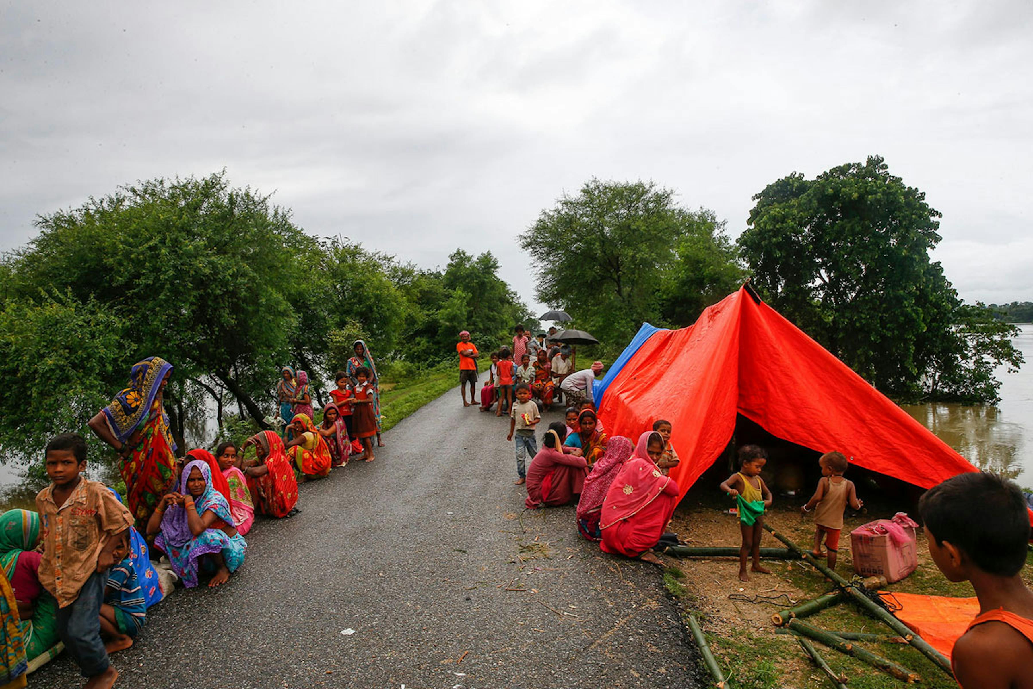 Famiglie accampate ai bordi di una strada dopo le piogge torrenziali di agosto a Kulari, un villaggio nel Nepal orientale - ©UNICEF/UN076169/Shrestha