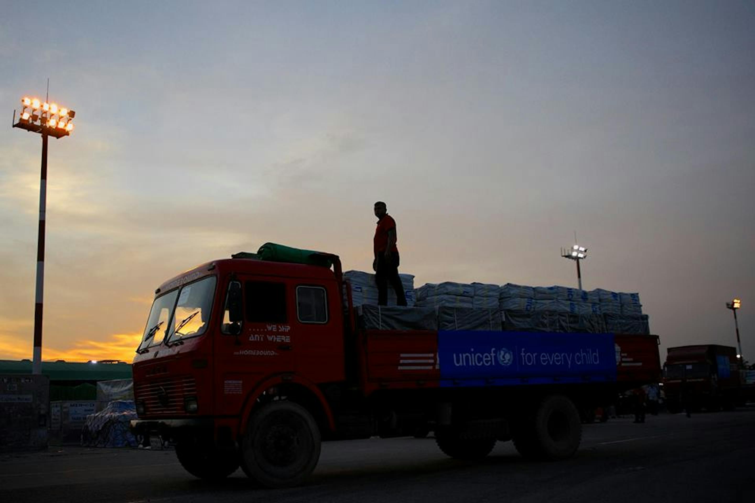 Uno dei camion che hanno trasferito il carico del volo umanitario UNICEF dall'aeroporto di Dacca alla città di Cox's Bazar - ©UNICEF Bangladesh
