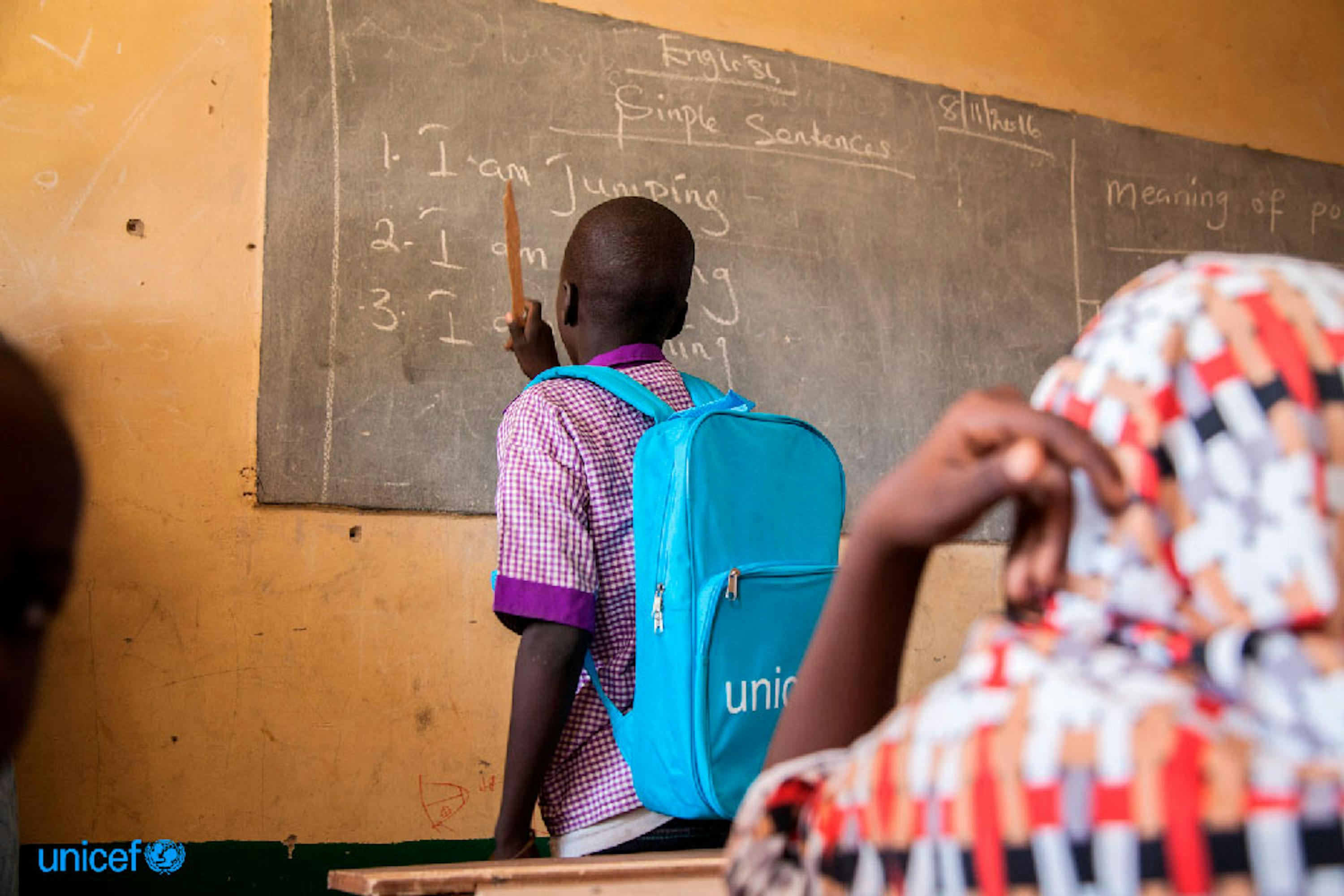 Modu, 13 anni, è un alunno di una scuola di Monguno (nello stato del Borno, nord-est della Nigeria). La scuola è finanziata dall'UNICEF - ©UNICEF/UN039586/Vittozzi