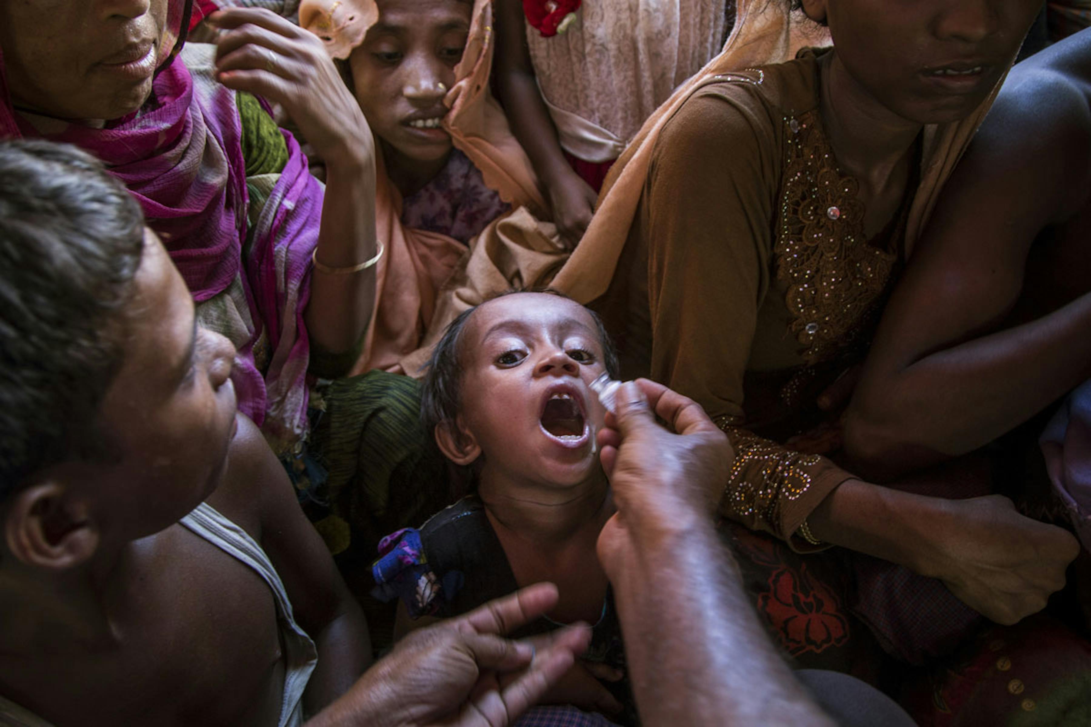 Un bambino riceve una dose di vaccino anti-colera orale nella prima giornata della campagna di prevenzione - ©UNICEF