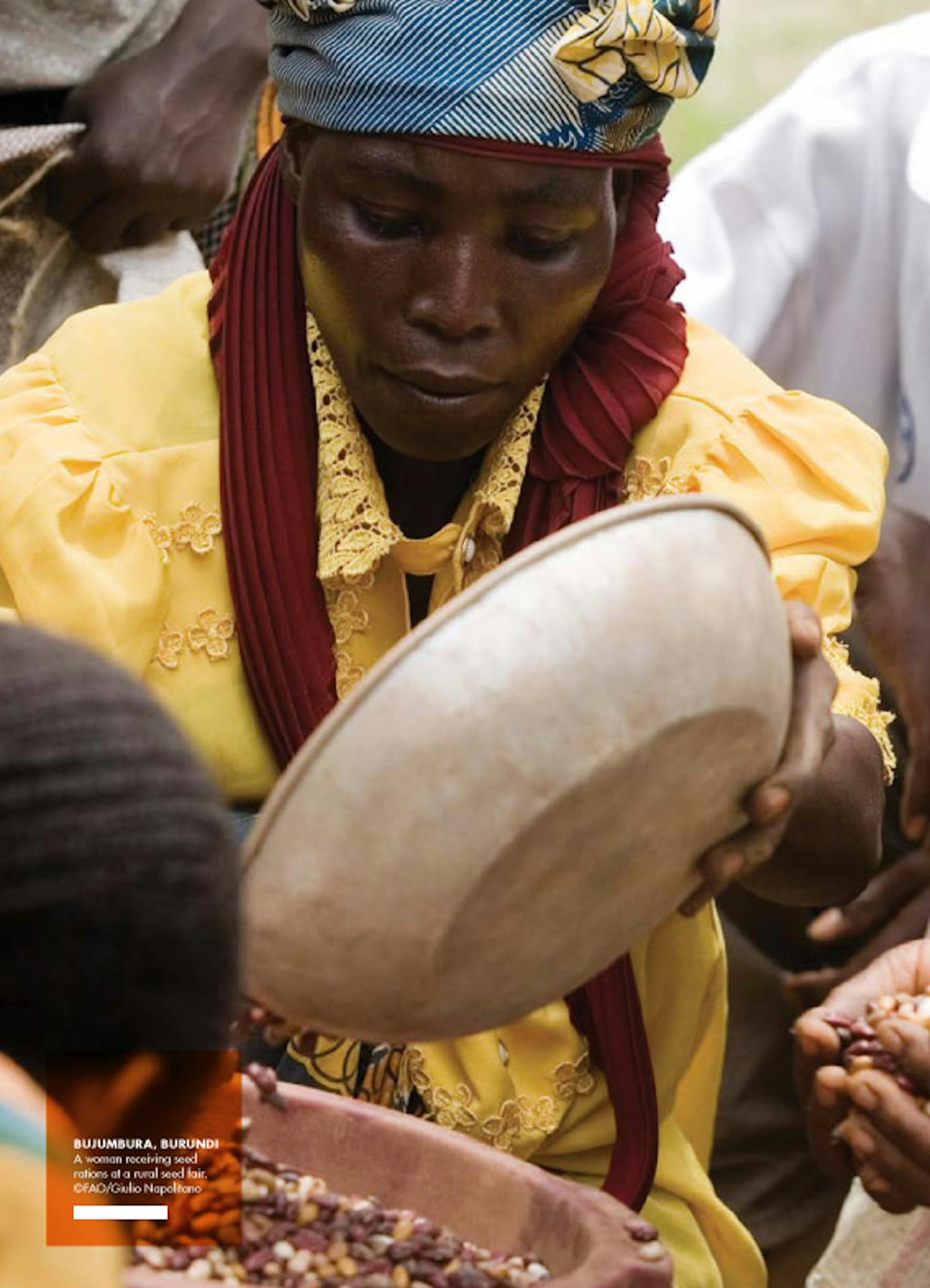 Una donna riceve una razione di semi per usi alimentare a Bujumbura (Burundi) - ©FAO/Giulio Napolitano
