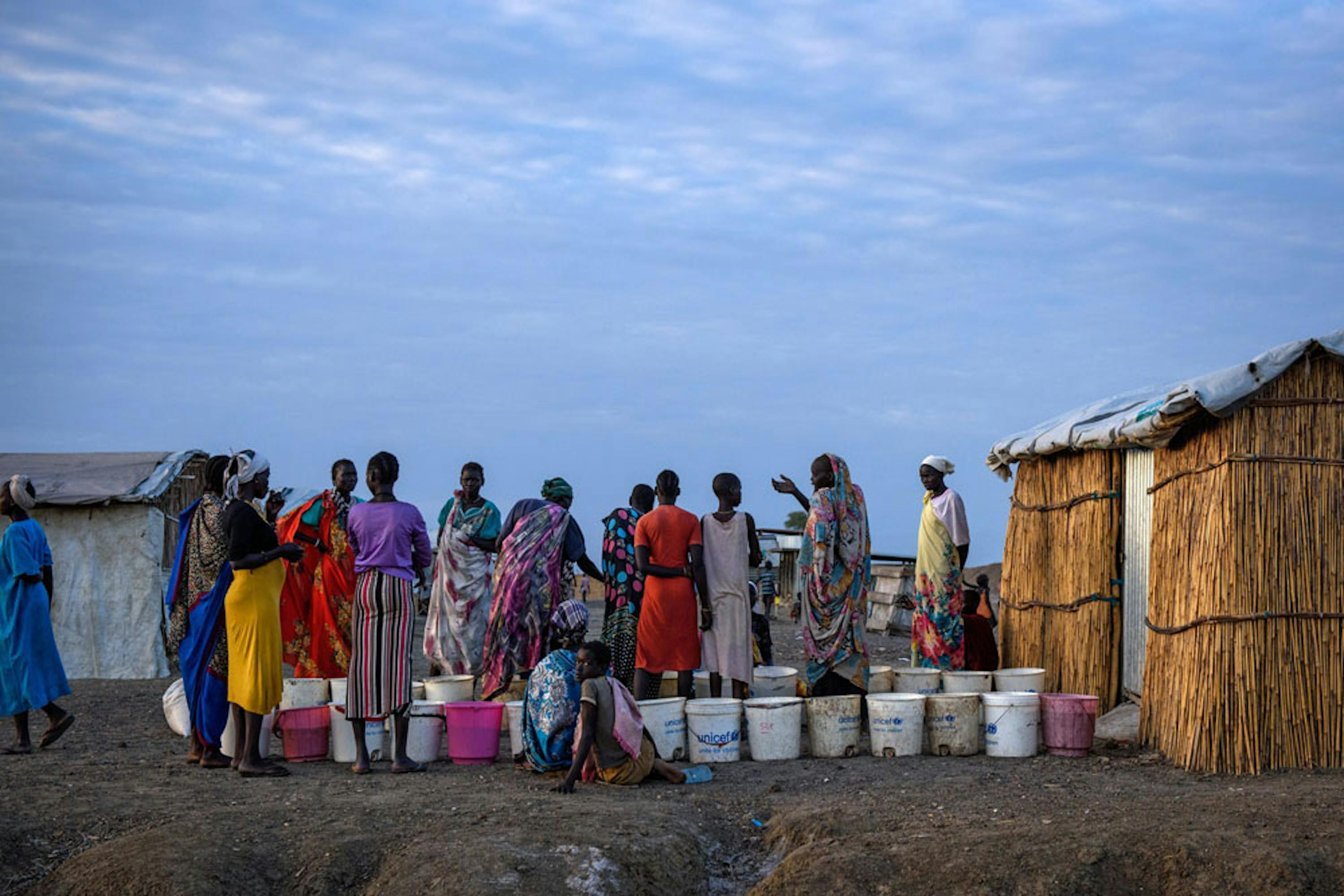 Un gruppo di donne in fila per l'acqua nel Posto di protezione per i civili (PoC) di Bentiu, nel Sud Sudan - ©UNICEF/UN068321/Hatcher-Moore