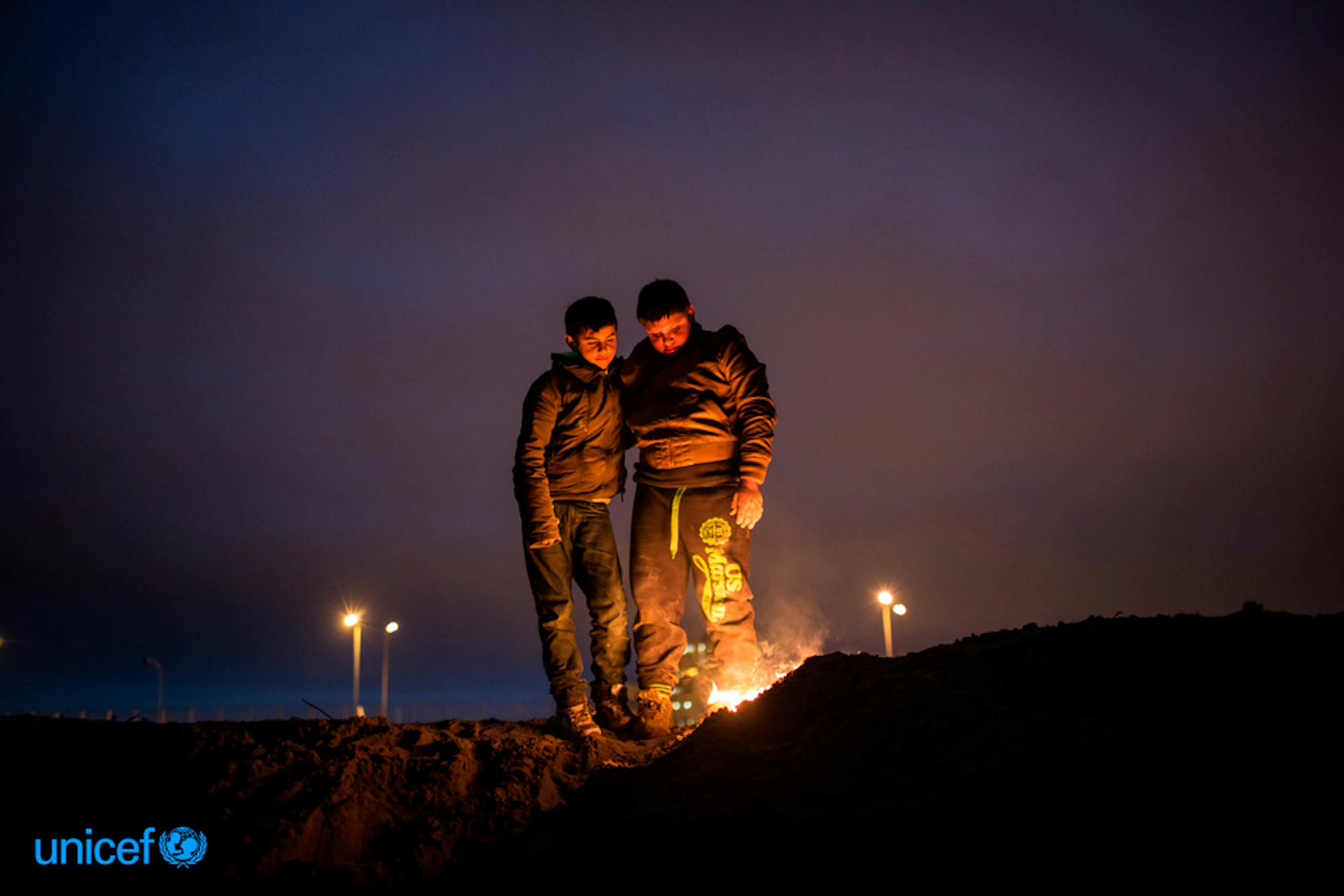 Un immagine del campo per rifugiati di Calais  del 2016 © UNICEF/UN021510/Geai