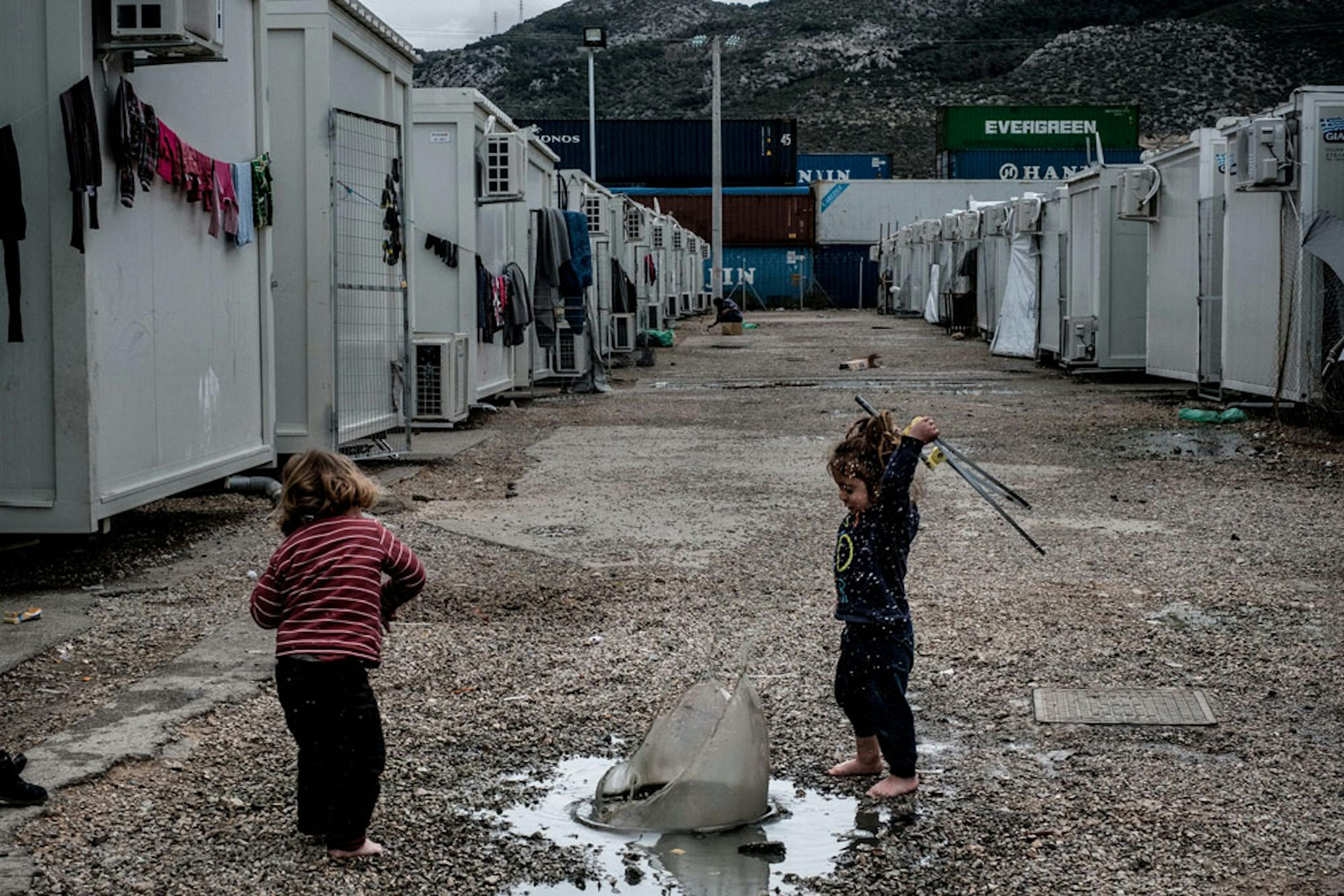 Ayan (2 anni) e Hamid (4), rifugiati Yazidi provenienti dalla Siria, giocano nel campo per rifugiati di Skaramagas, nell'area portuale di Atene - ©UNICEF/UN057916/Gilbertson VII Photo