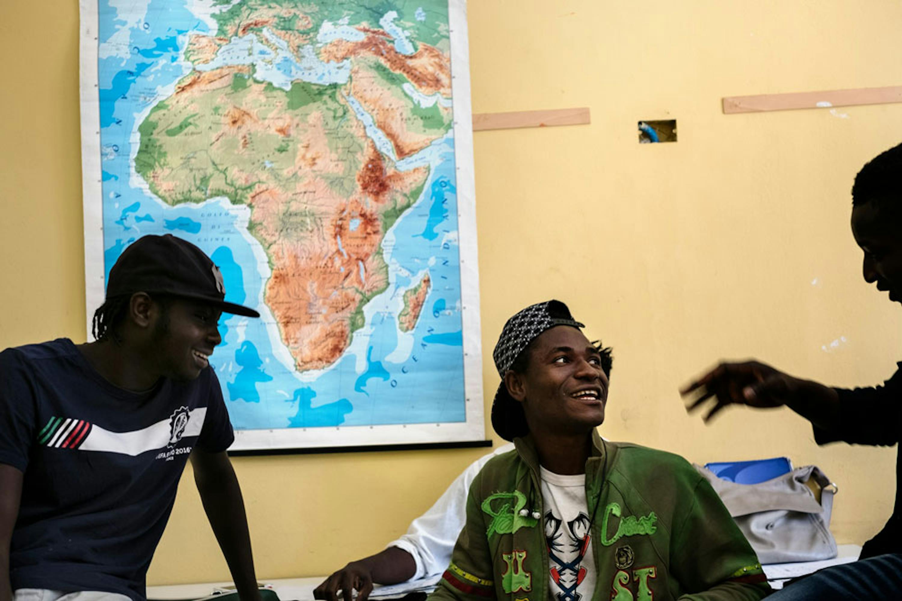 Kande, 16 anni, proveniente dalla Costa d'Avorio, durante una pausa delle lezioni presso il CPIA (Centro per l'istruzione degli adulti) di Ballarò, quartiere di Palermo - ®UNICEF/UN063103/Gilbertson VII Photo