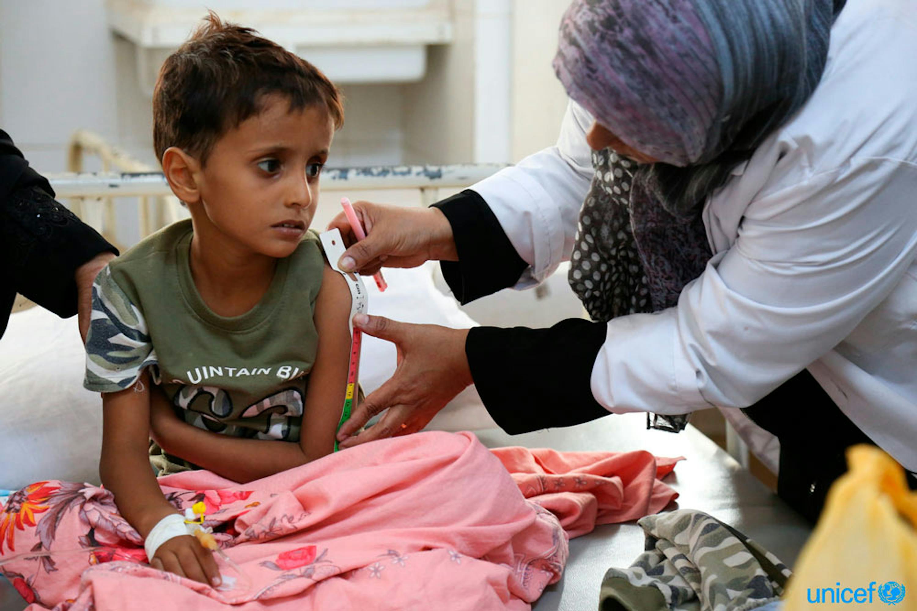 Nell'  Alsadaqah Hospital di Aden, un bambino sofferente di colera viene monitorato con uno strumento antropometrico per valuitare il suo stato nutrizionale - © UNICEF/UN078075/Fuad