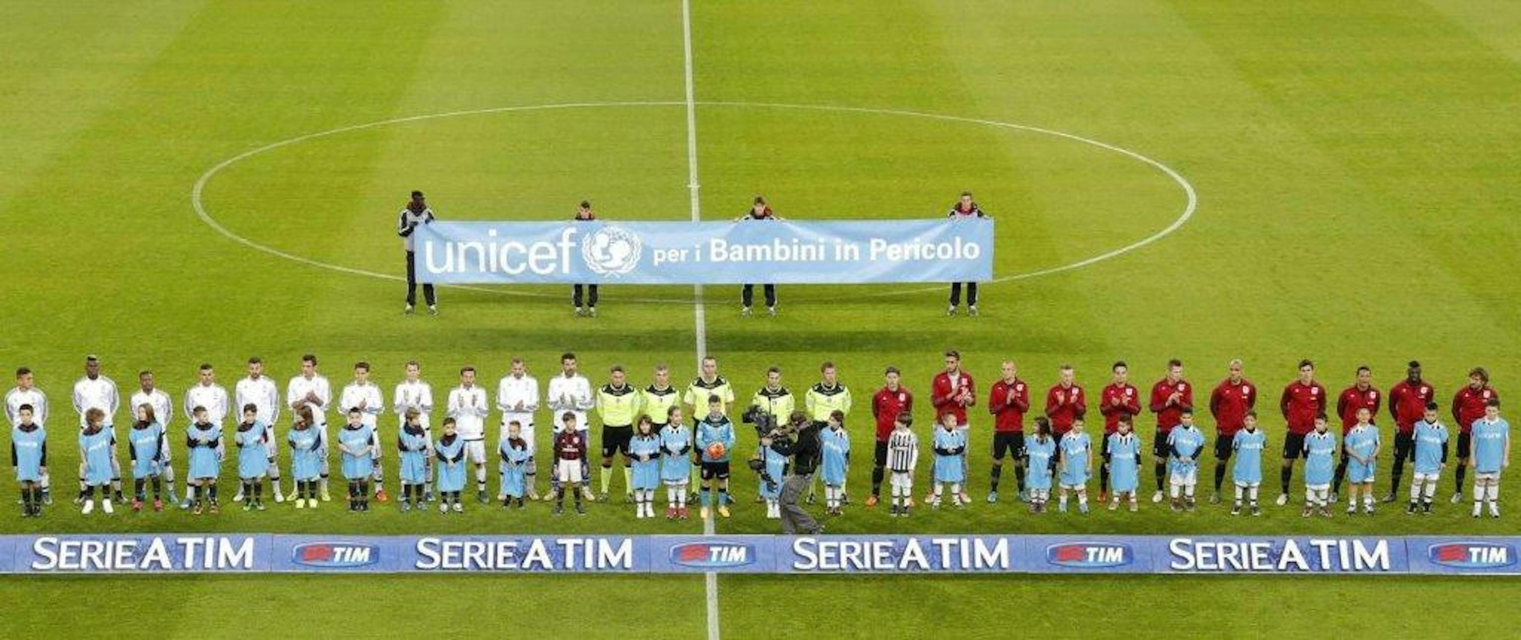 Lo striscione dell'UNICEF in uno stadio della Serie A TIM