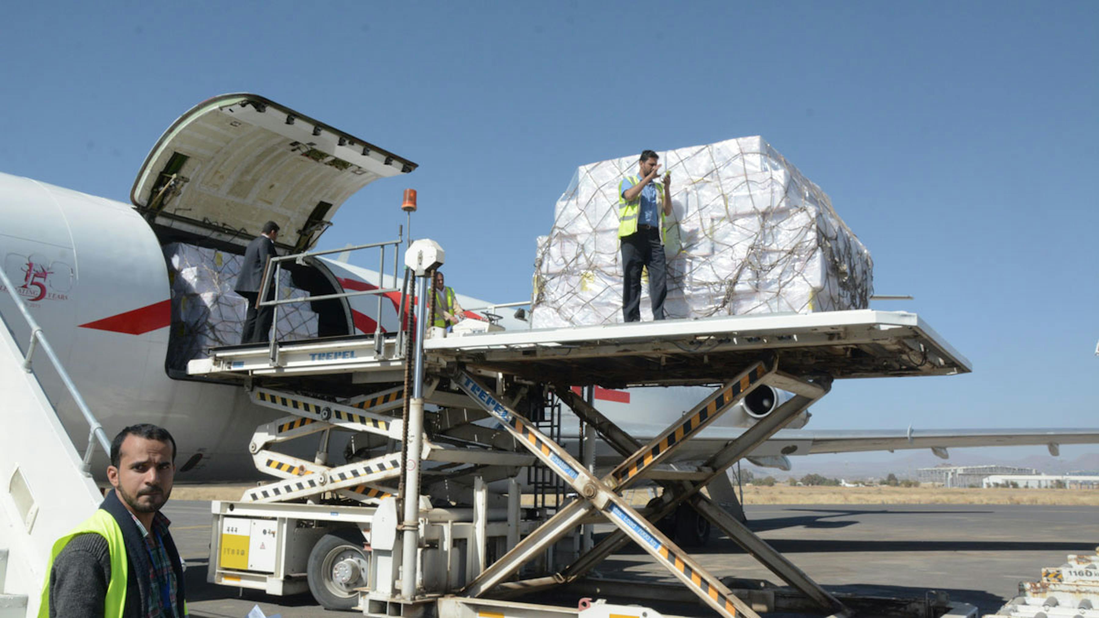 Un momento delle operazioni di scarico delle 15 tonnellate di aiuti umanitari dal cargo UNICEF all'aeroporto di Sana'a (Yemen) - ©UNICEF/2017/Ibrahim Alrawni