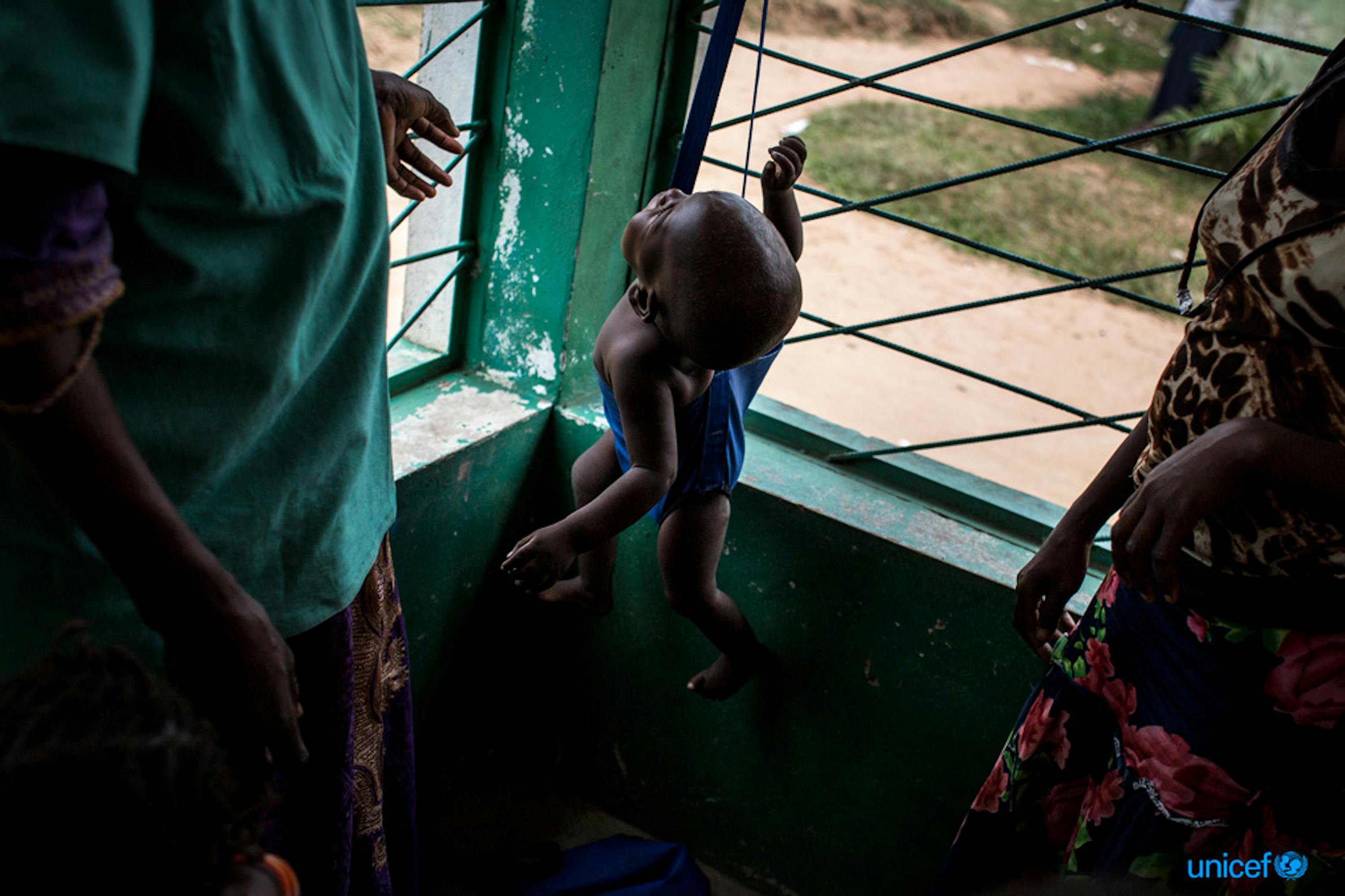 Un bambino viene  pesato in una clinica pediatrica sostenuta dall'UNICEF a Nganza, nel Kananga - © UNICEF/UN0126945/Wessels