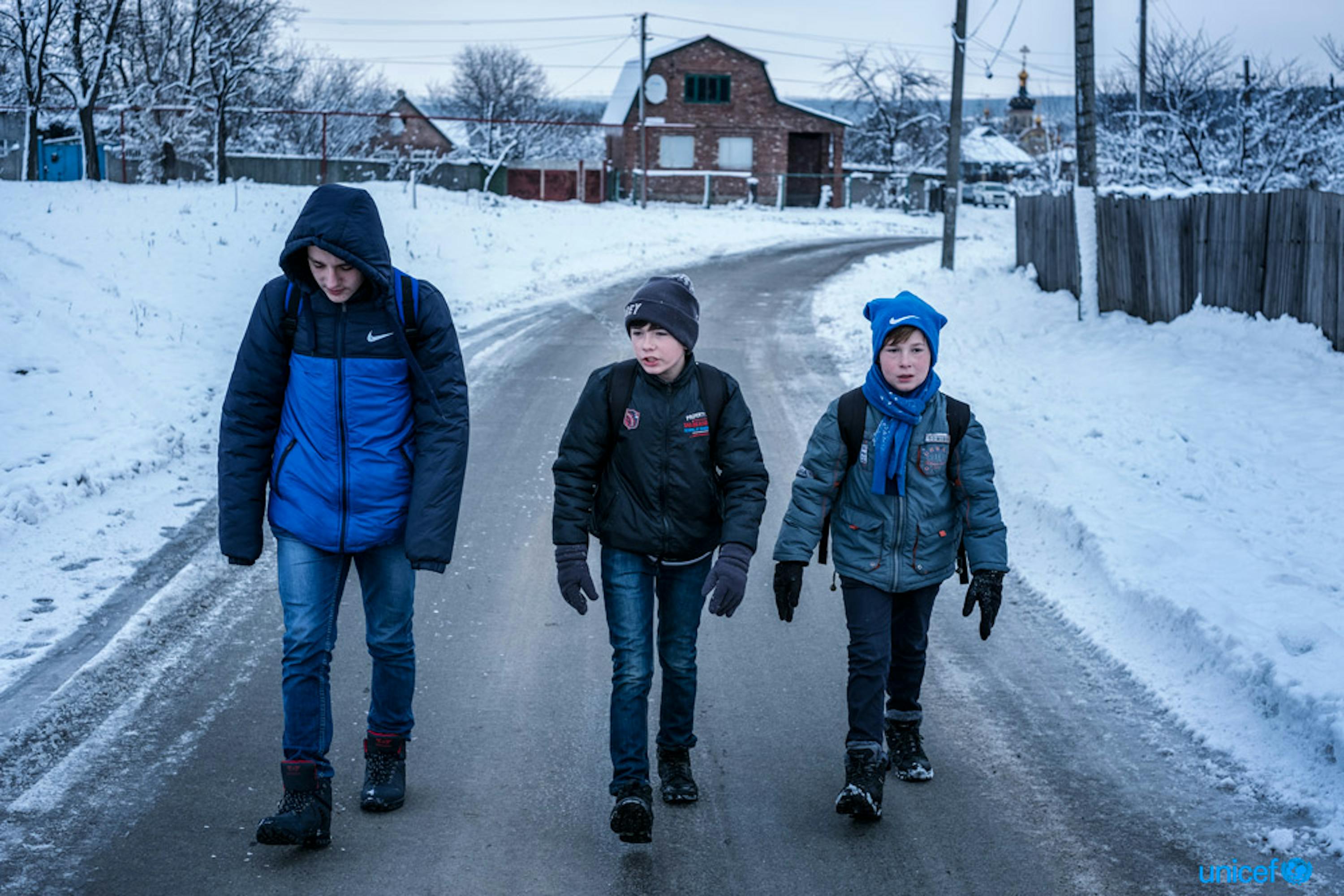 Nella città di Avdiivka, in Ucraina, tre ragazzi vanno a scuola sfidando il rischio delle mine inesplose - © UNICEF/UN0150883/Gilbertson VII Photo