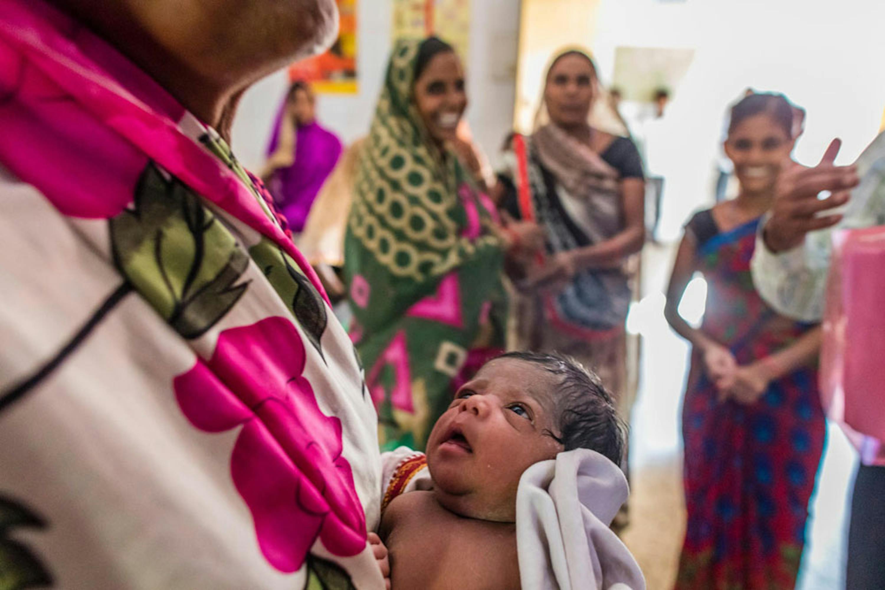 Lavani Devi tiene in braccio il suo bambino, nato da appena 8 ore nell'ambulatorio di Kachwan, un villaggio dell'Uttar Pradesh (India) - ©UNICEF/UN0126040/Vishwanathan