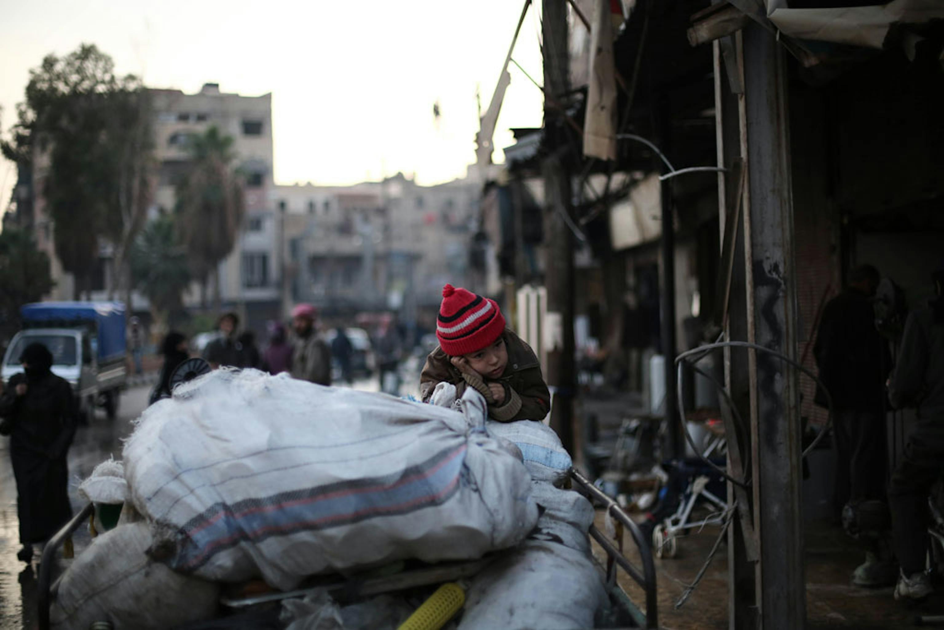 Una bambina di Ghouta (Siria) costretta con la sua famiglia a fuggire dalla sua casa a causa dei combattimenti (dicembre 2017) - ©UNICEF/Amer Al Shami