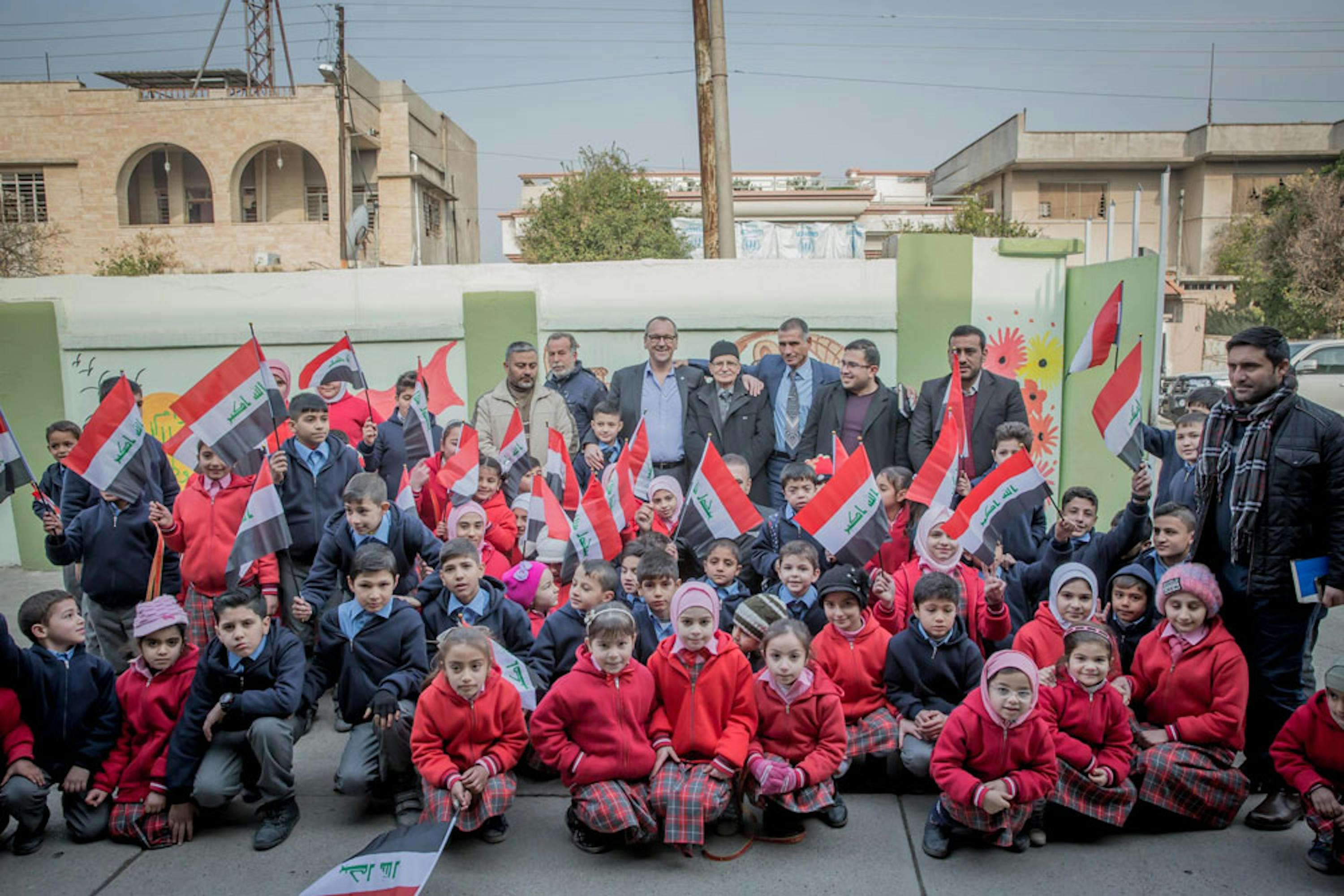 Bambini di Mosul. Fra loro anche Gert Cappelaere, il direttore UNICEF per il Medio Oriente - ©UNICEF Iraq/2018 