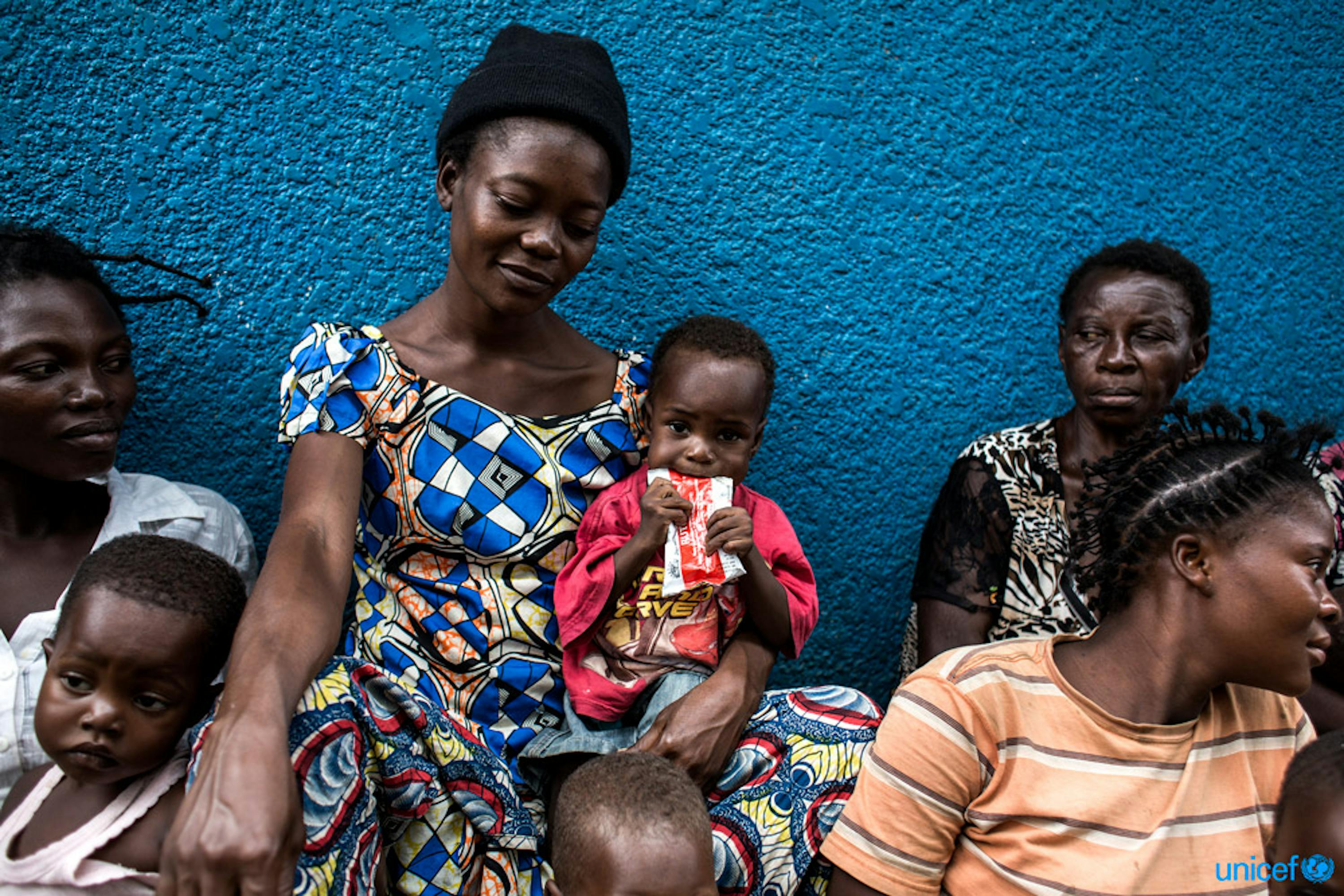 Rep. Democratica del Congo: un bambino viene nutrito con una confezione di alimento terapeutico pronto per l'uso (RUTF) In un centro sanitario sostenuto dall'UNICEF - ©UNICEF/UN0126955/Wessels